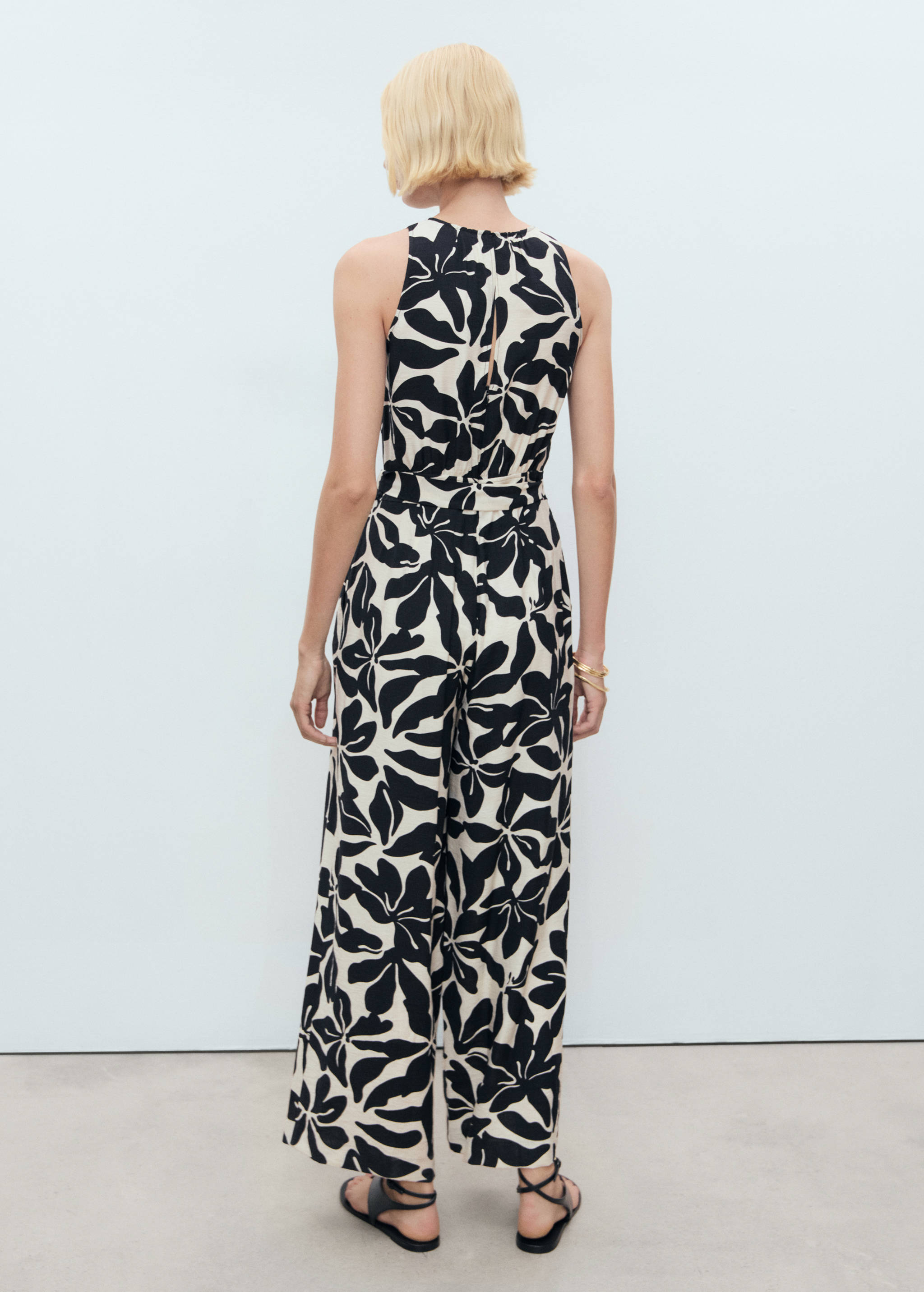 Mintás nadrágruha övvel - A cikk hátulja