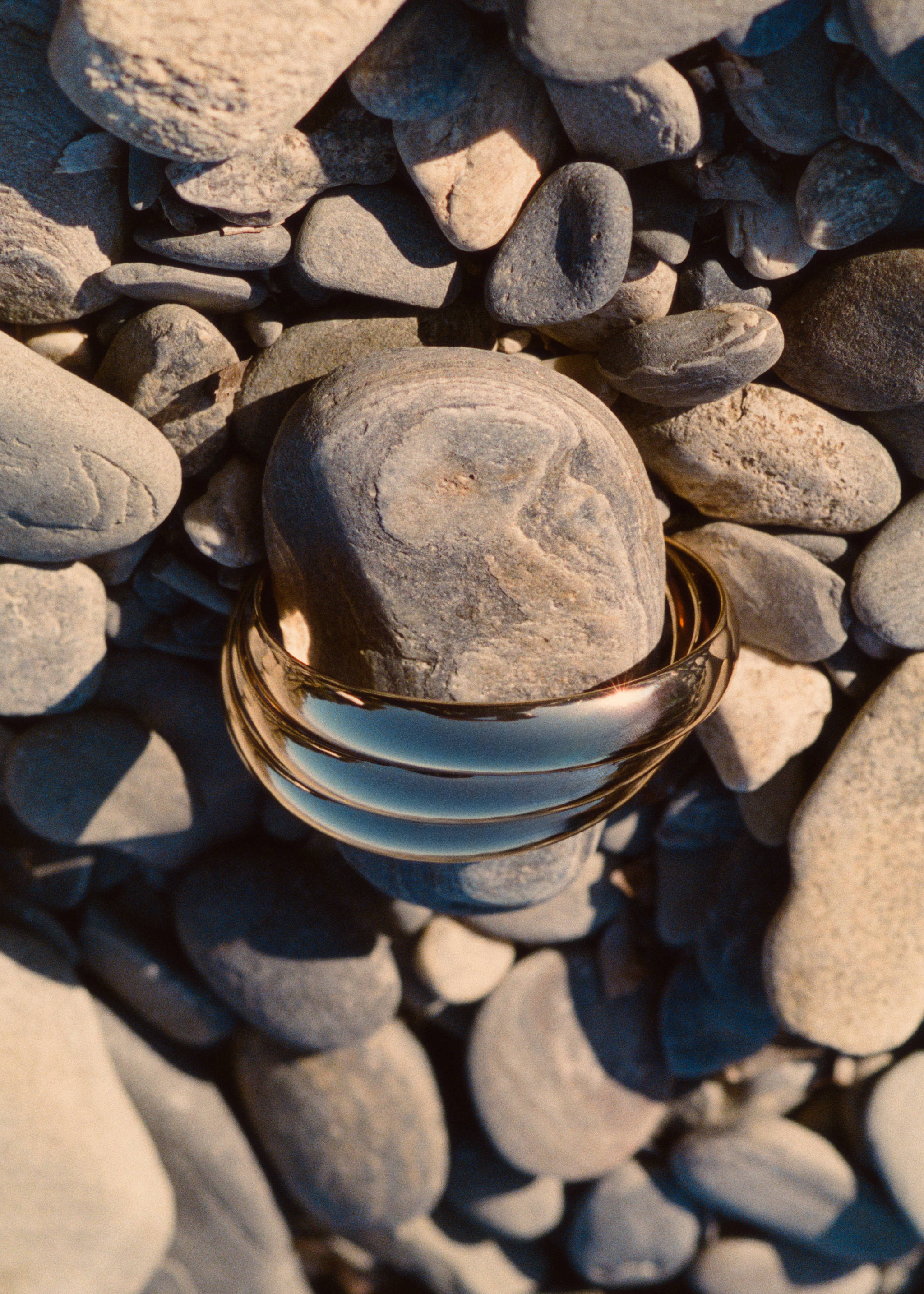 Rigid bracelet with relief - General plane