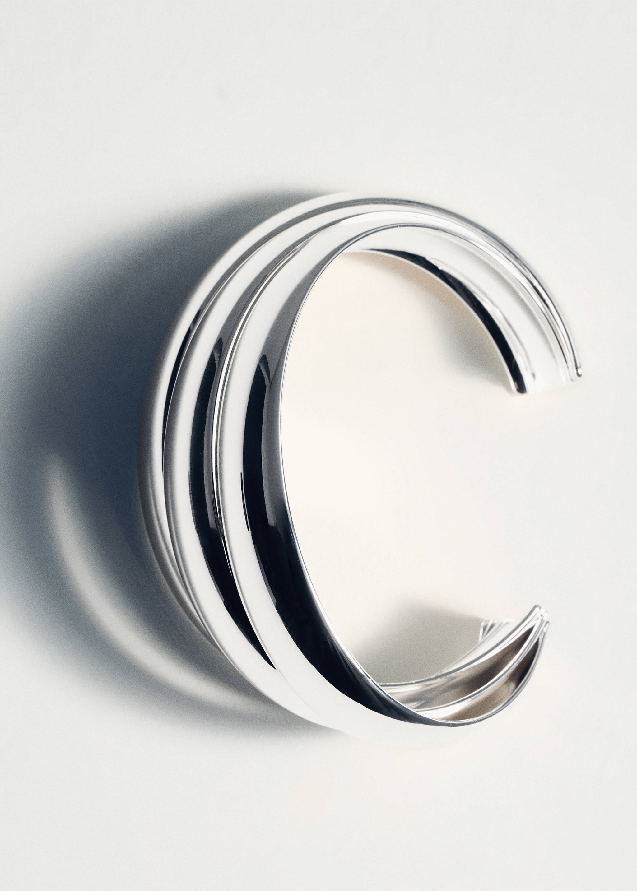 Rigid bracelet with relief - Details of the article 5