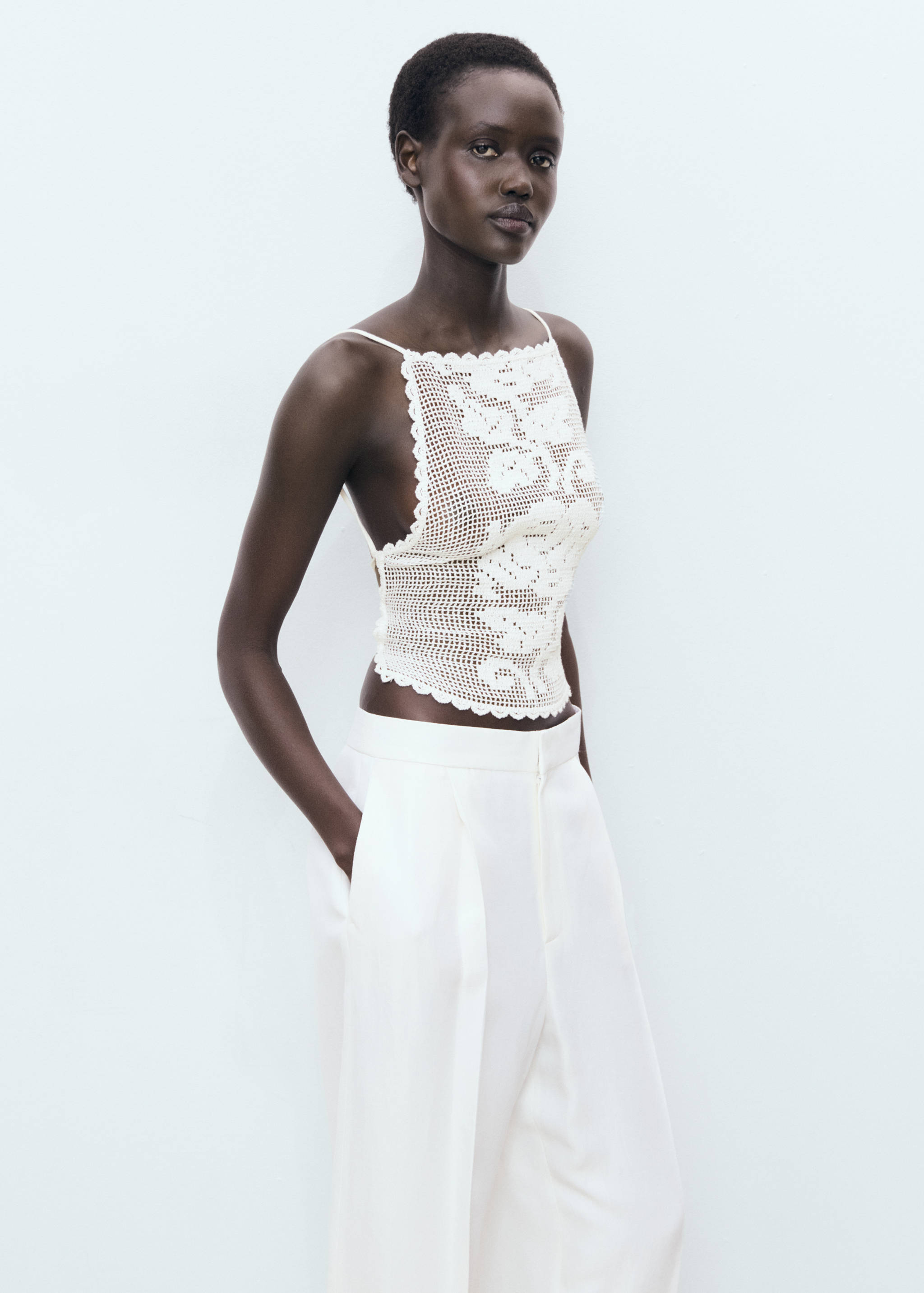 Top de croché com costas abertas - Plano médio