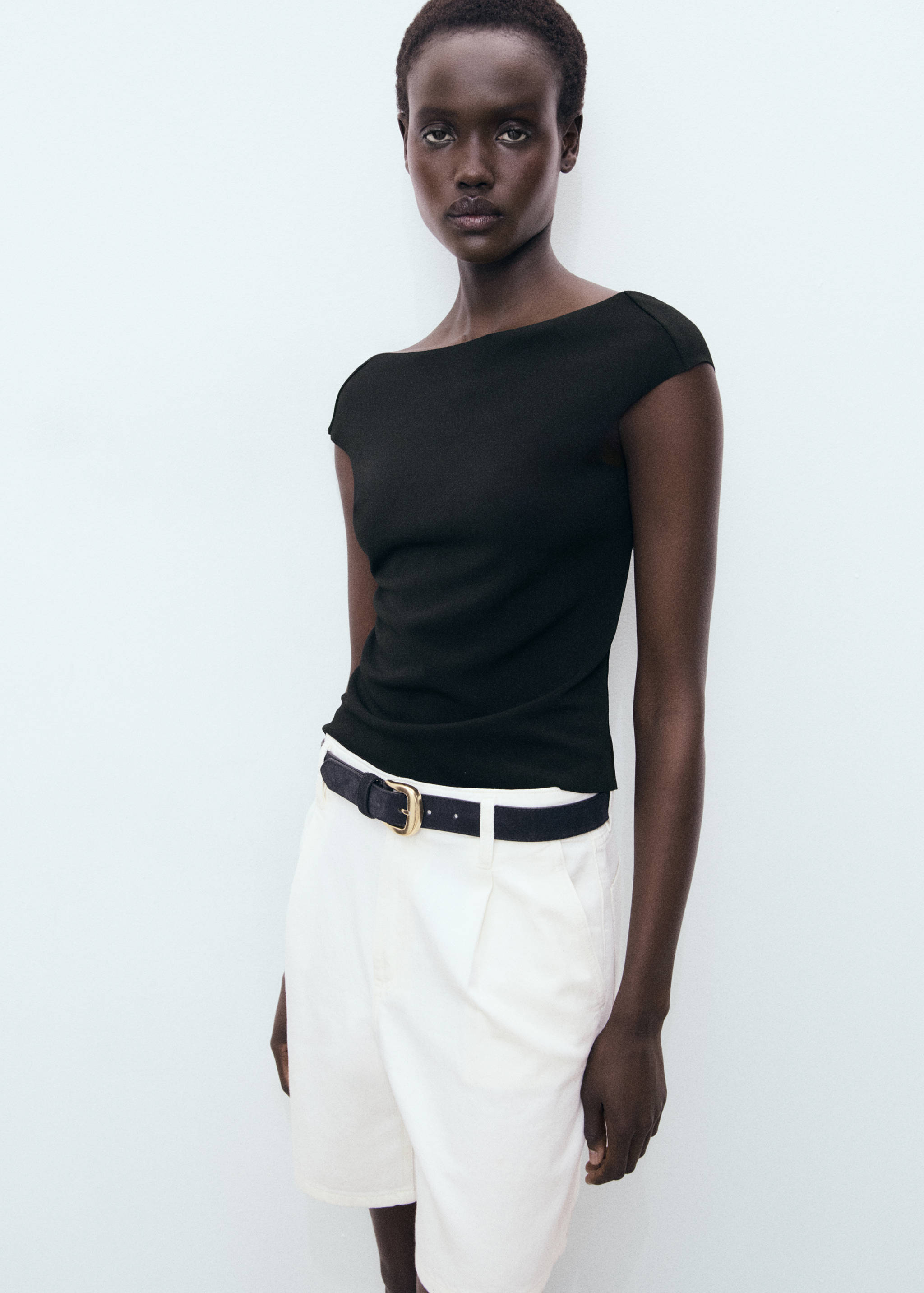 Top cu deschidere în spate - Plan mediu