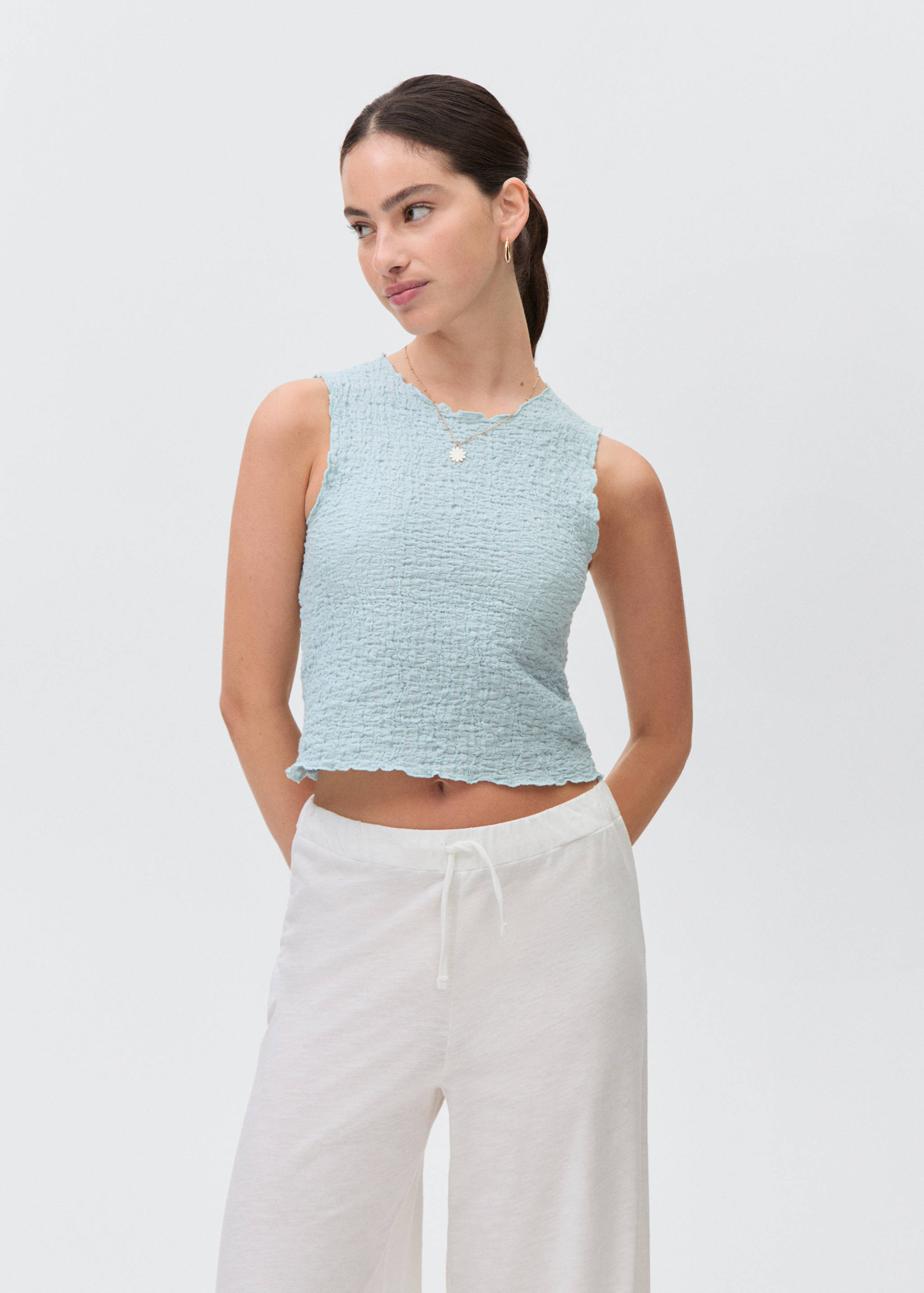 Фактурный топ со сборками - Средний план