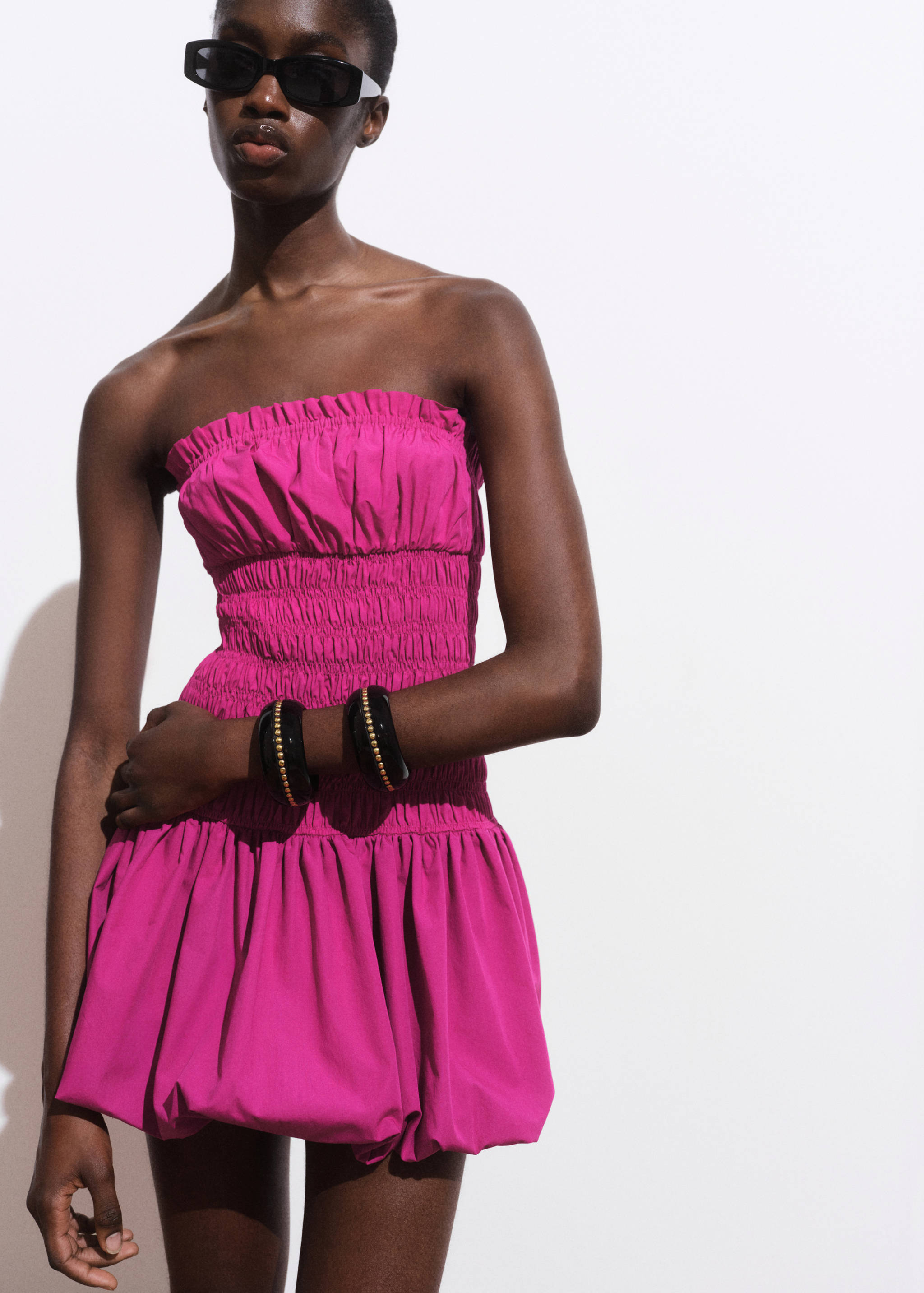 Μεγάλο βραχιόλι από ρητίνη με τρουκς - Γενικό πλάνο