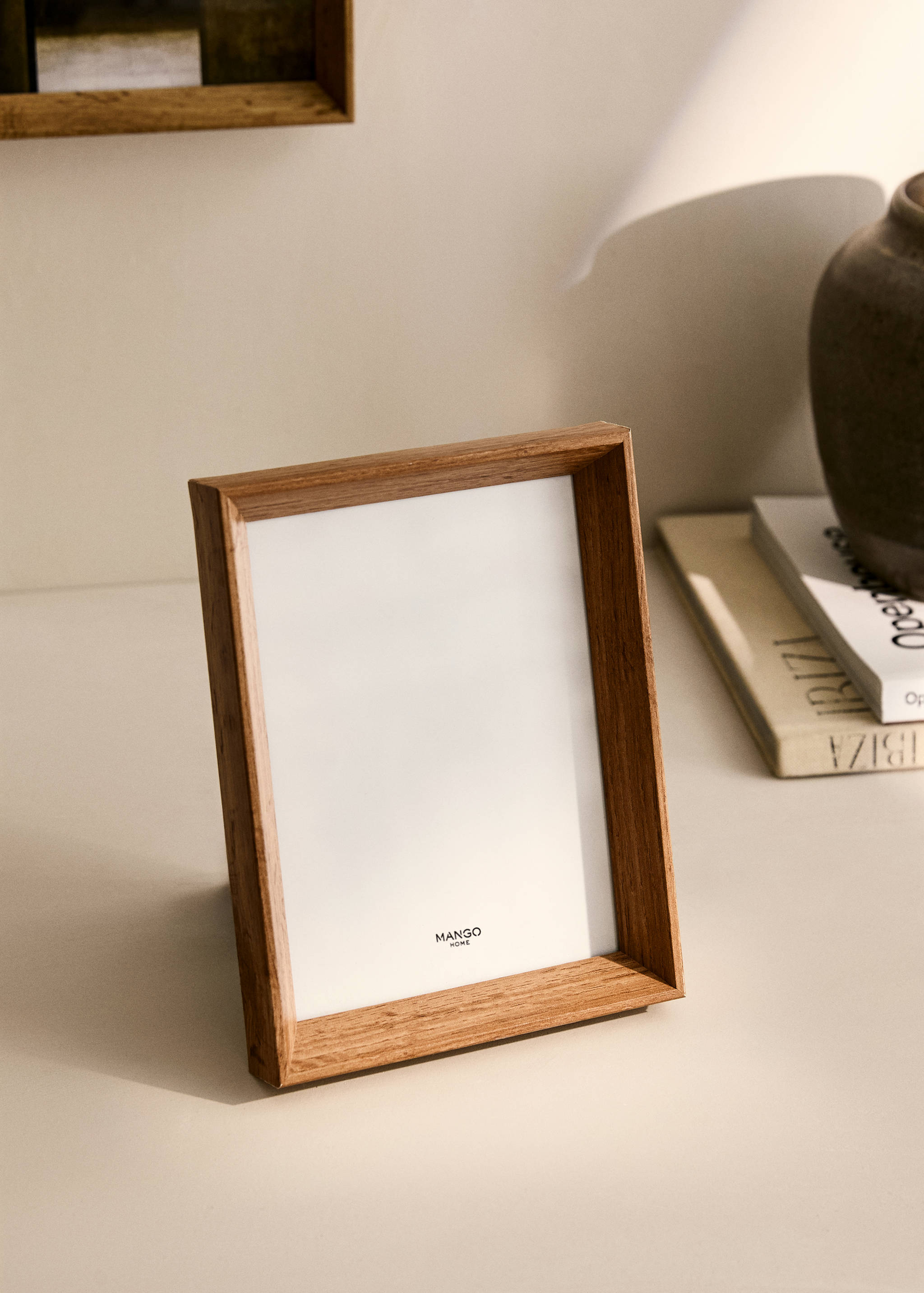 Moldura média de madeira biselada - Plano geral