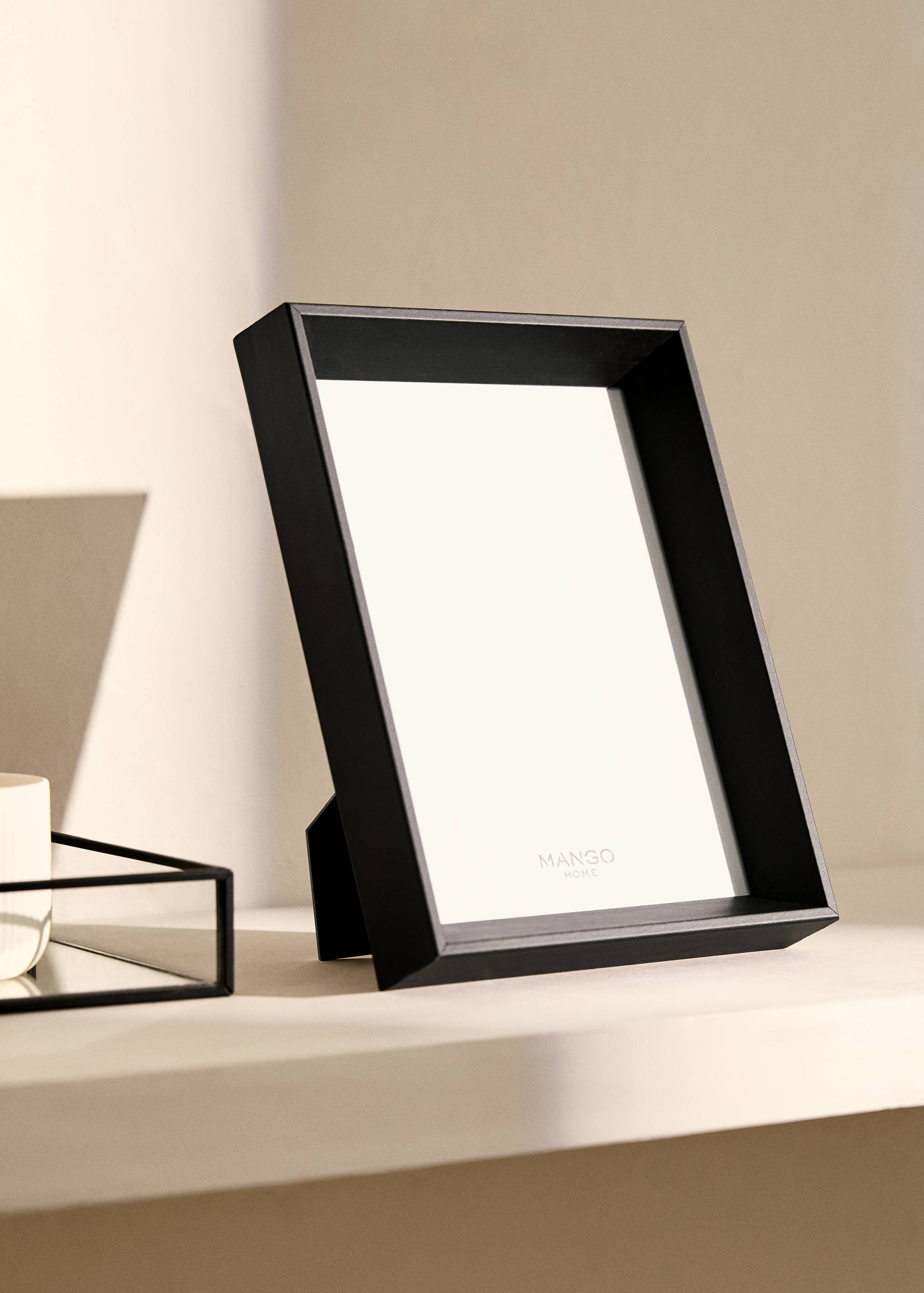 Moldura média de madeira biselada - Plano geral