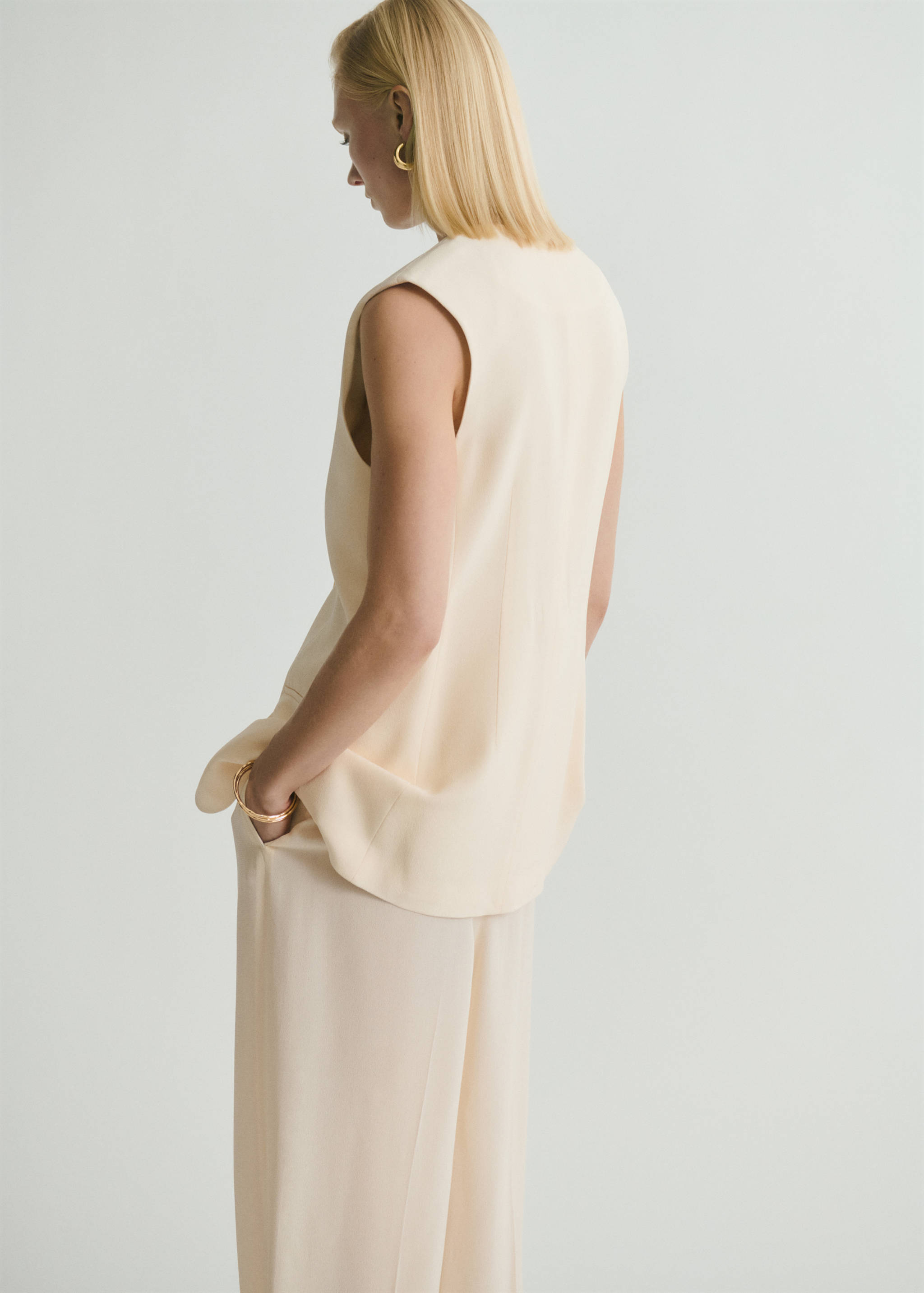 Flowy suit vest - Reverse of the article