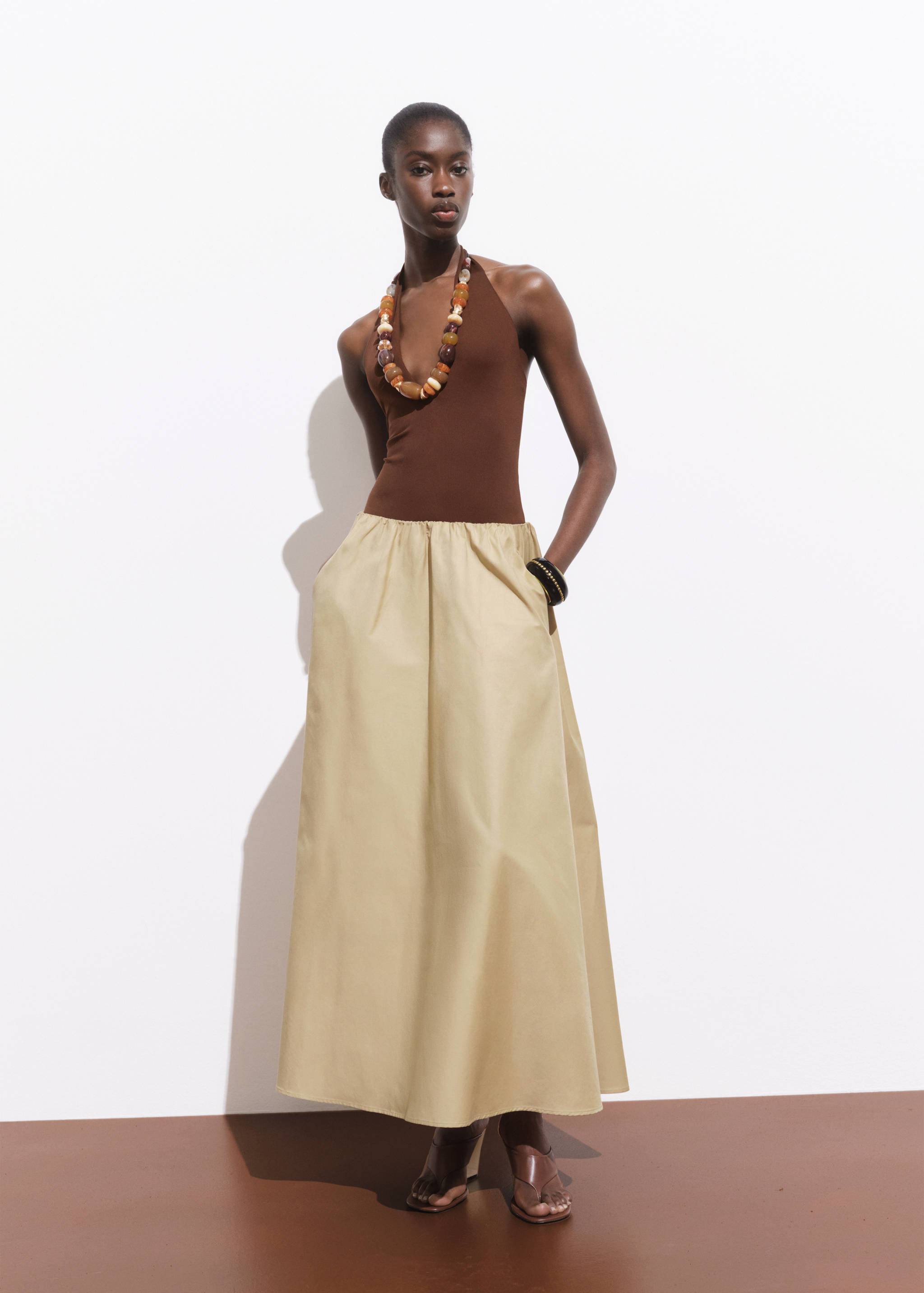 Body z dekoltem w szpic - Plan ogólny