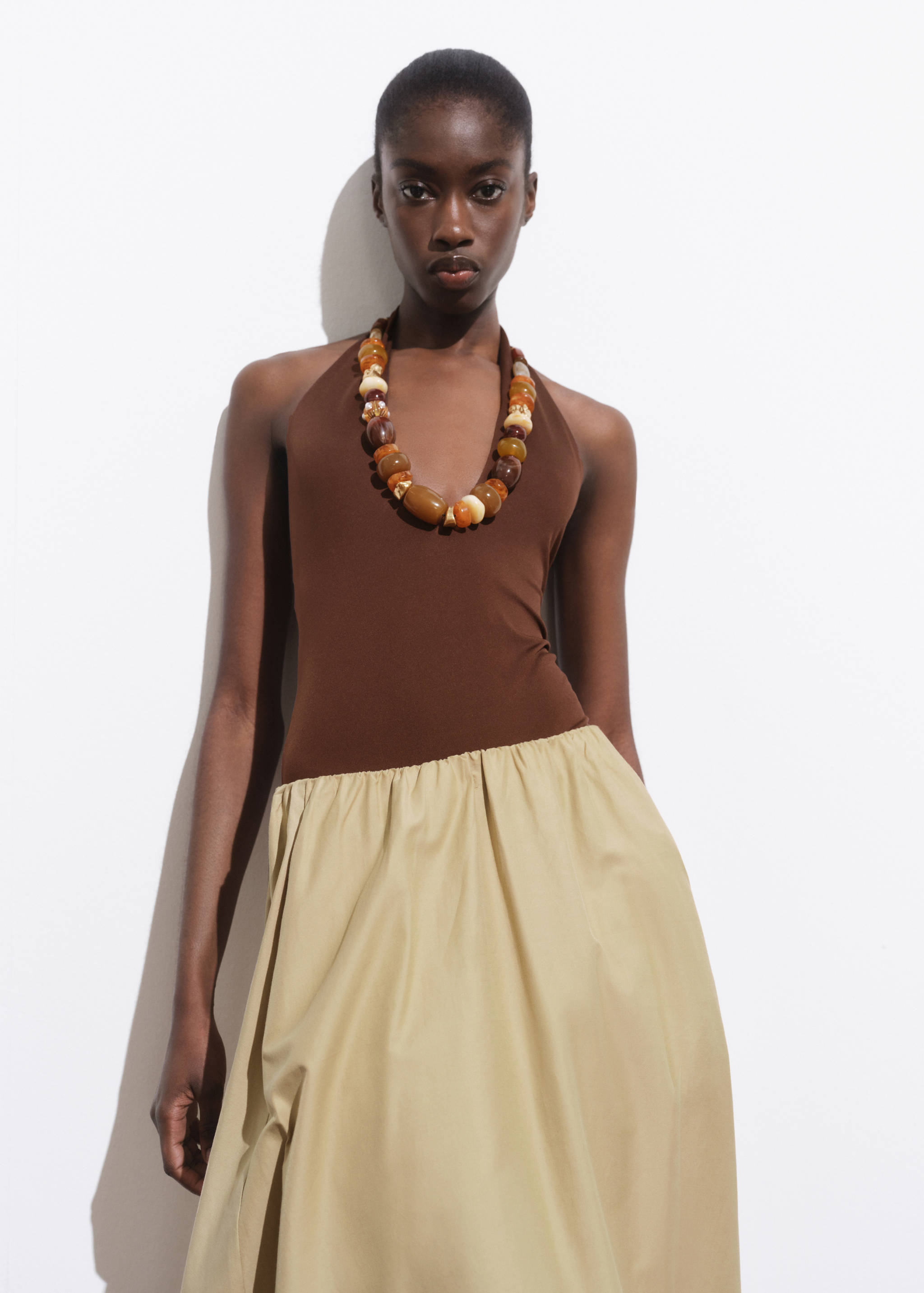 Body z dekoltem w szpic - Plan średni