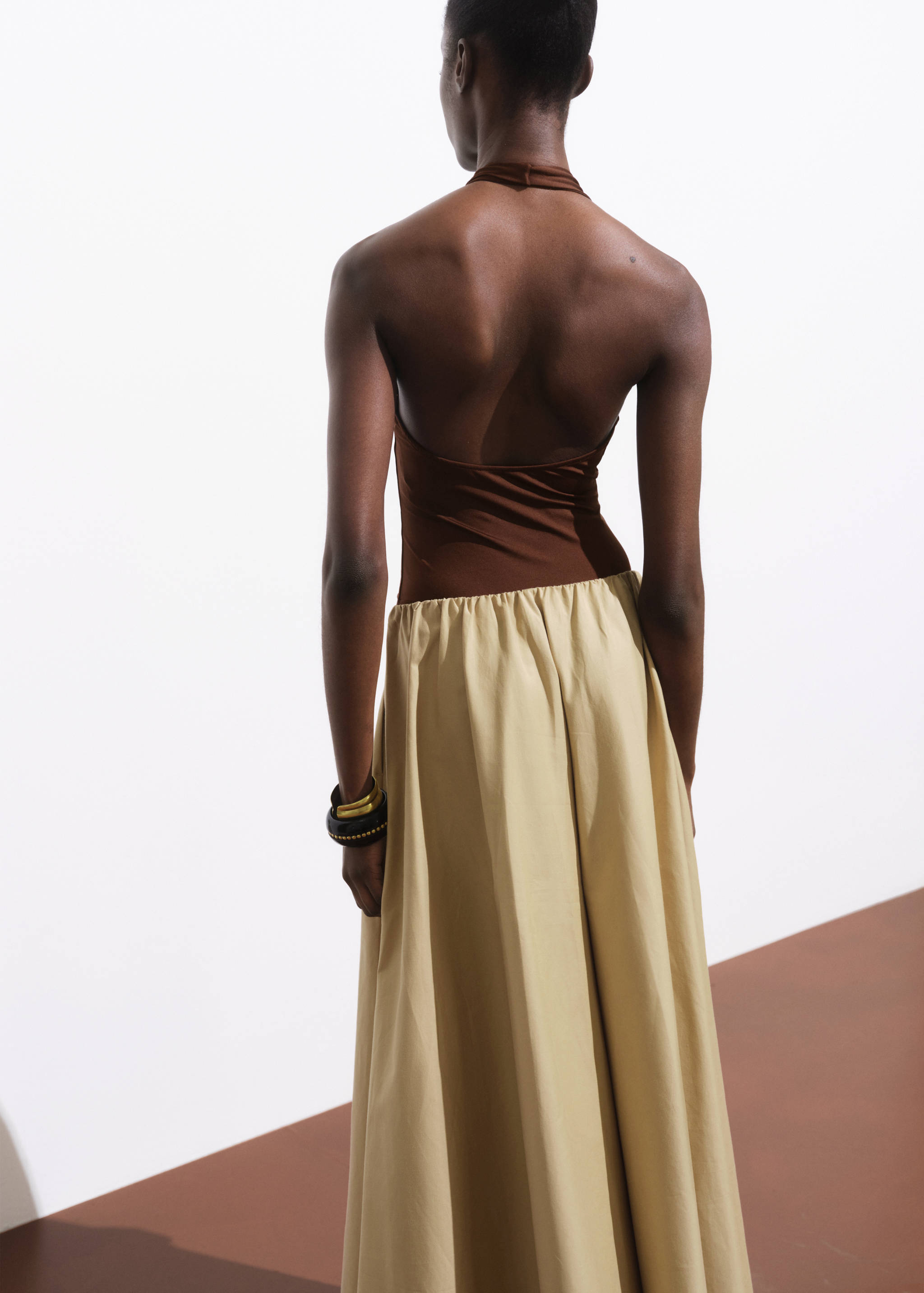 Body z dekoltem w szpic - Tylna strona artykułu