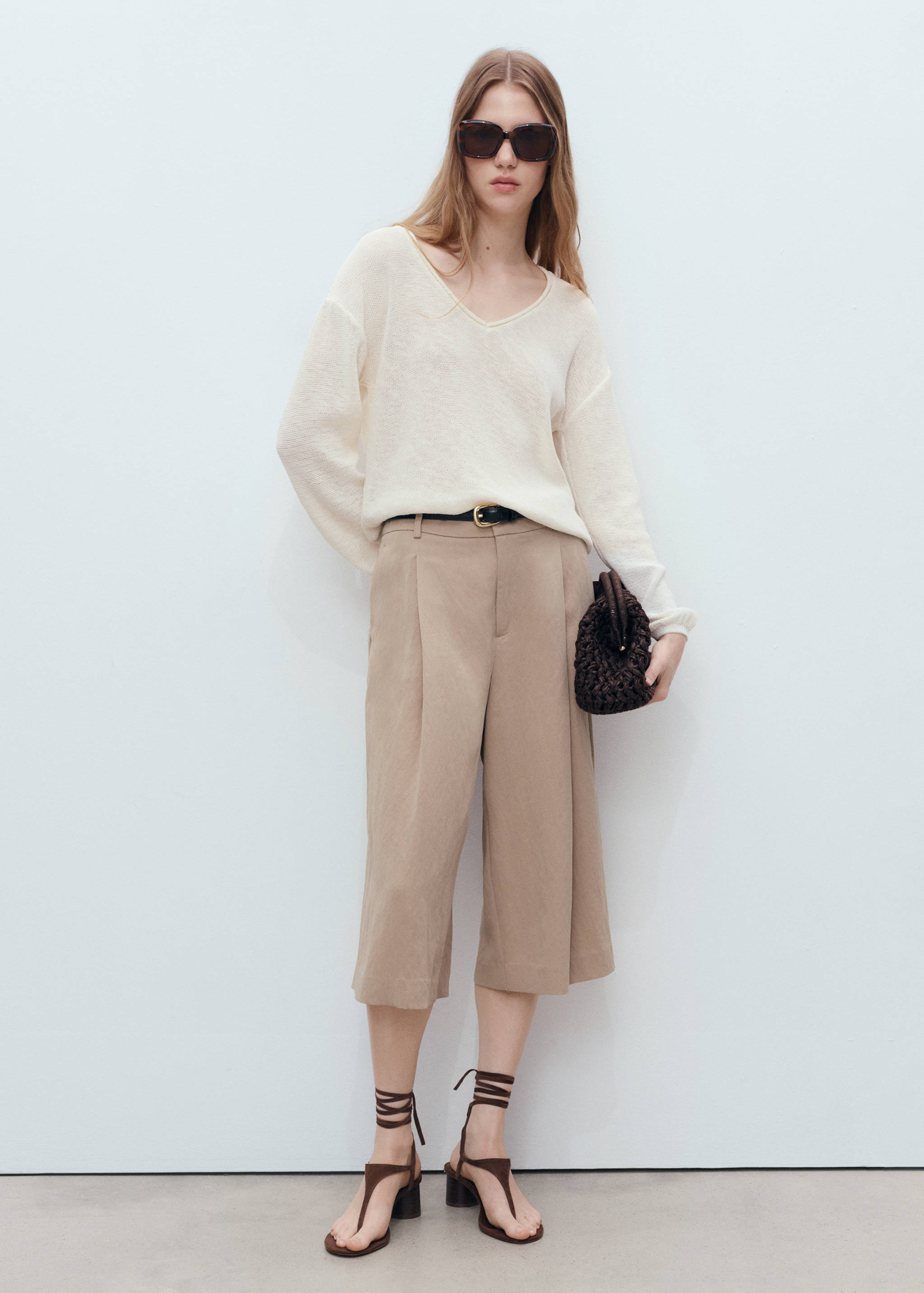 V-neck knit sweater - General plane