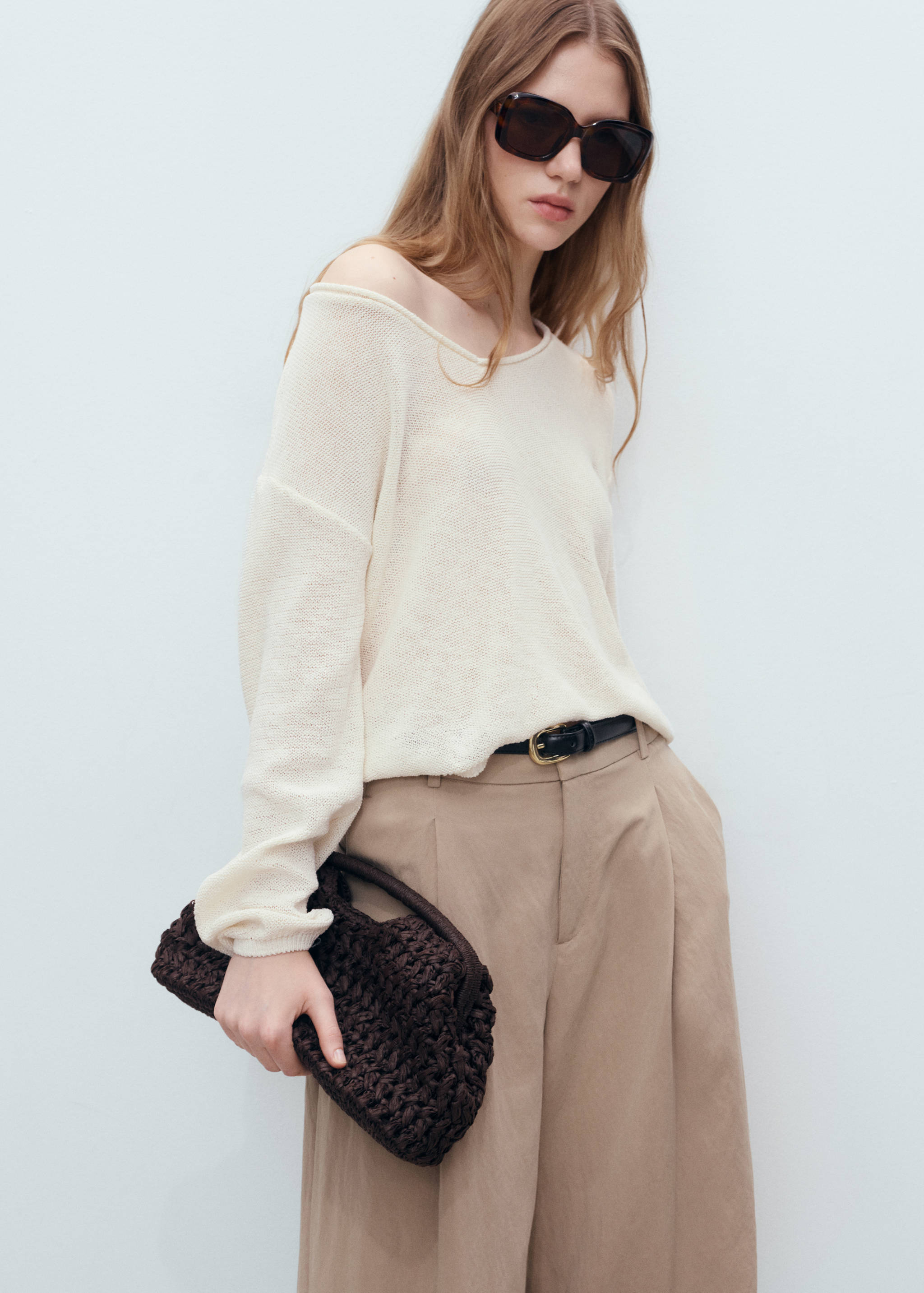 V-neck knit sweater - Medium plane