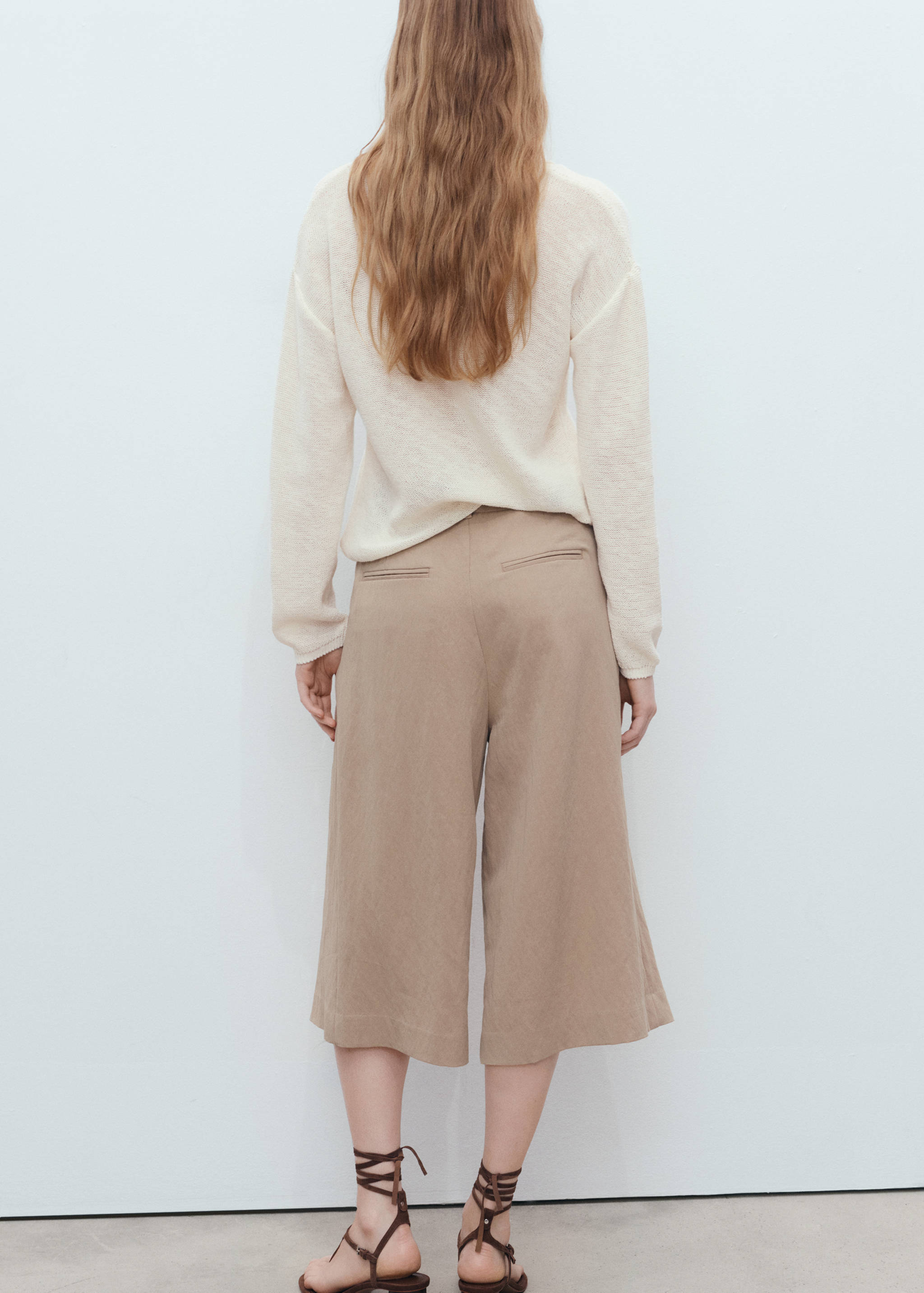 V-neck knit sweater - Reverse of the article