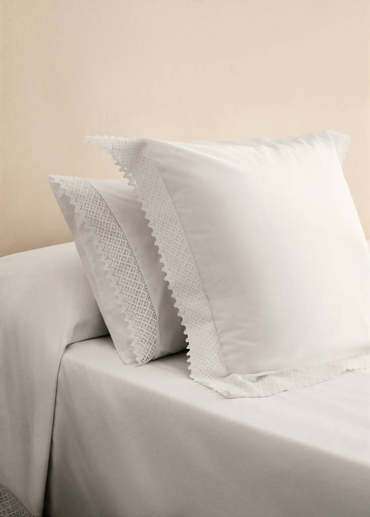 Funda almohada detalle puntilla 45x110