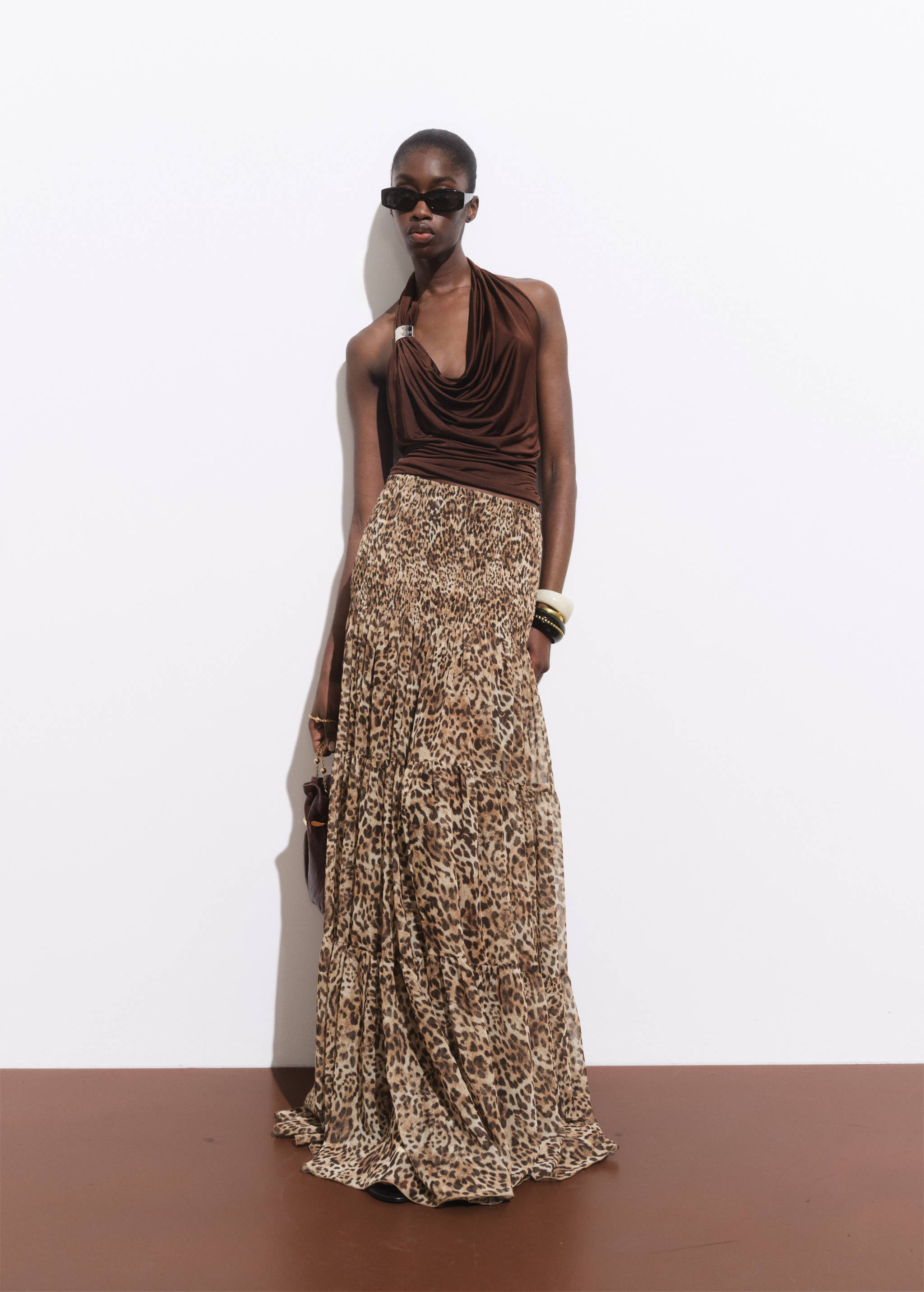 Top drapeado detalle metálico - Plano general