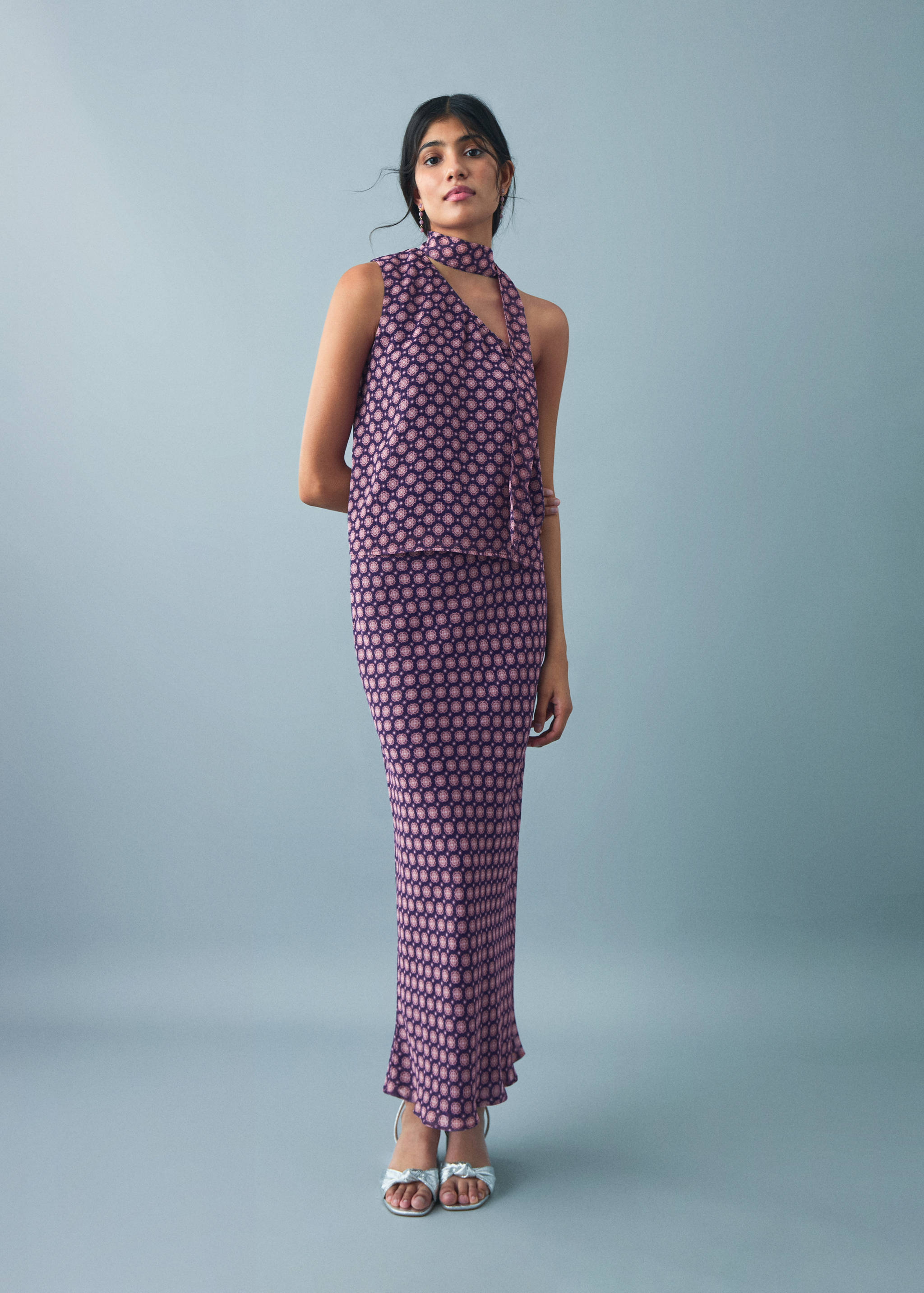 Blusa assimétrica com laço na gola - Plano geral