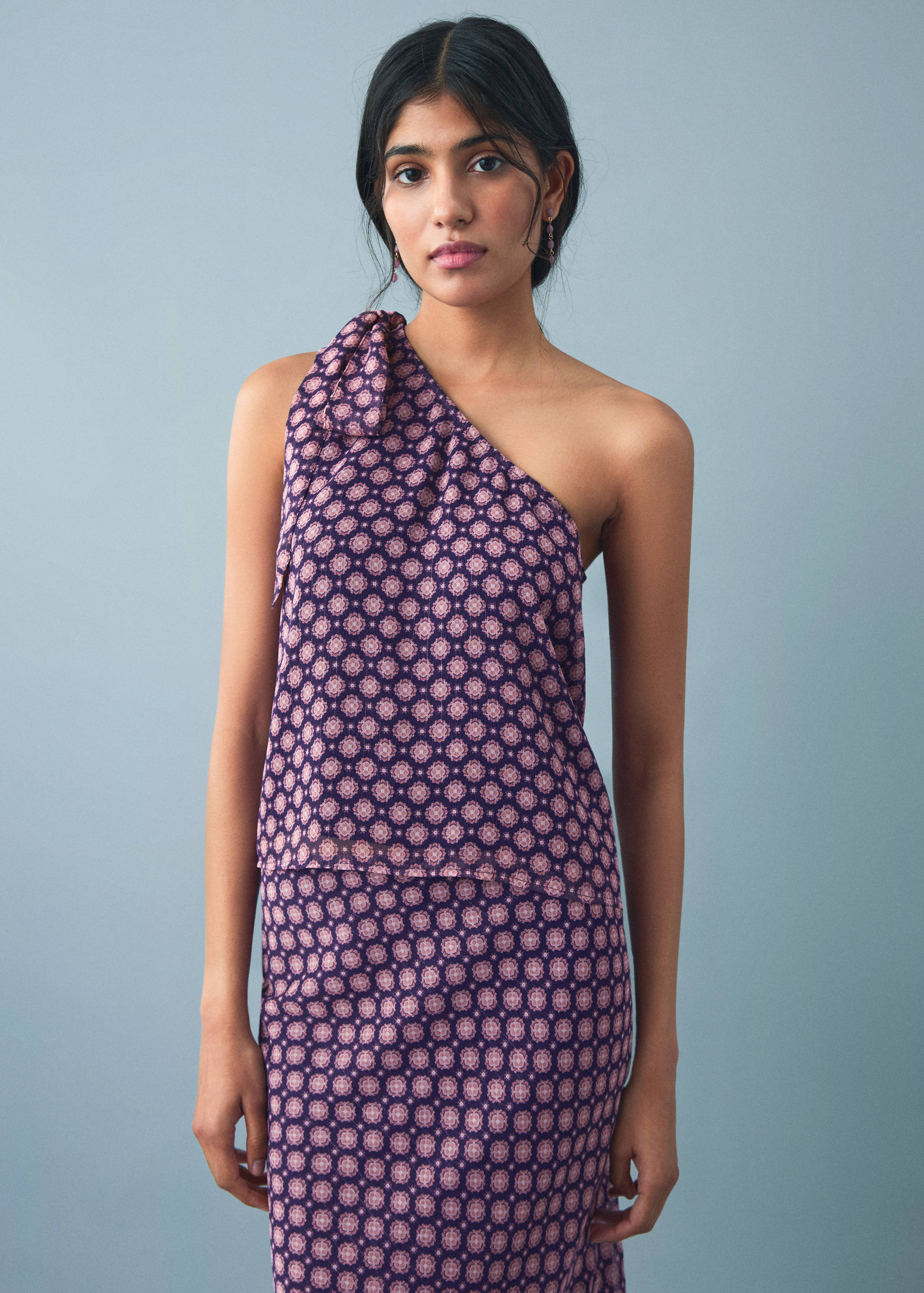 Blusa assimétrica com laço na gola - Verso do artigo