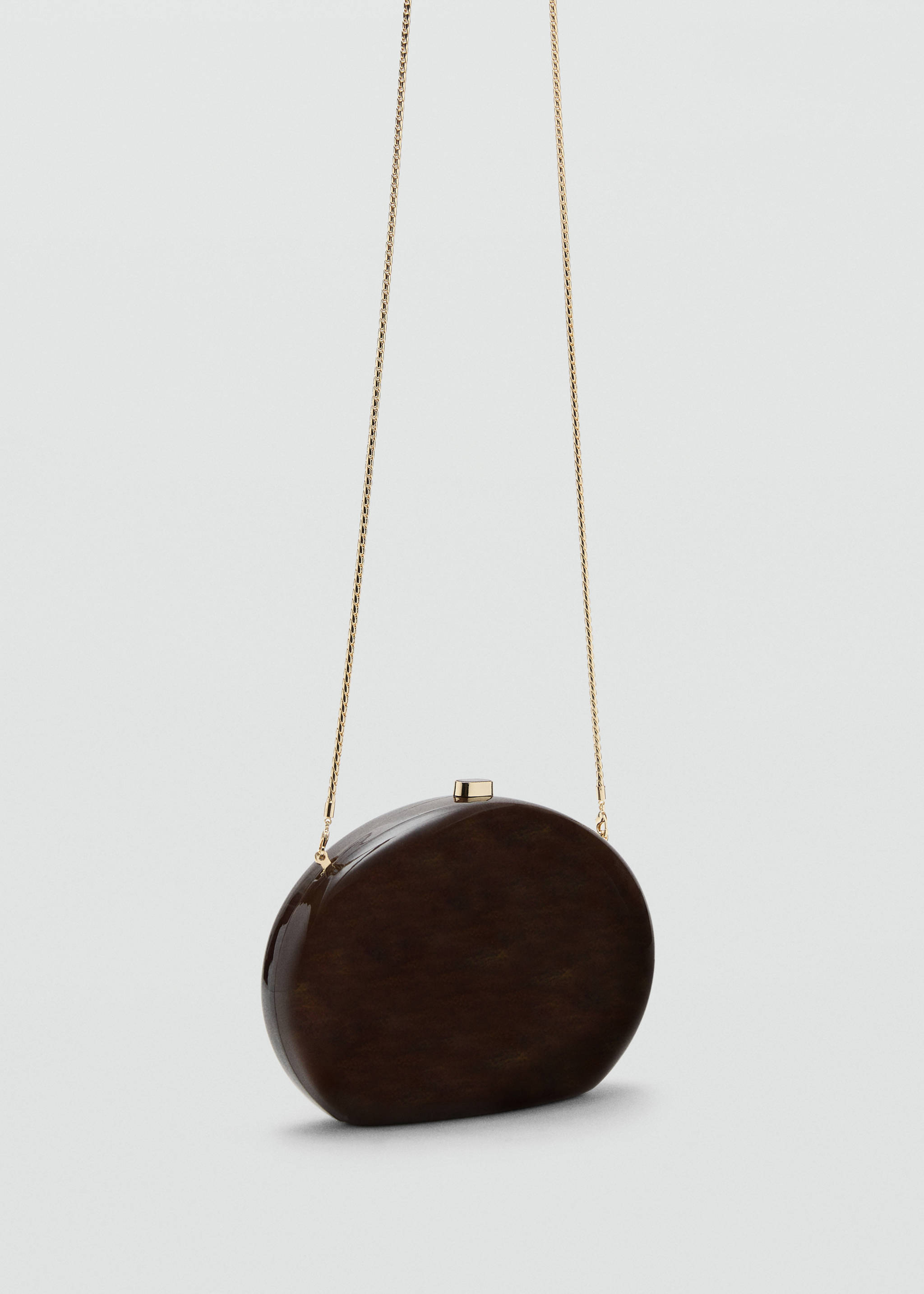 Pochette ovale - Plan moyen