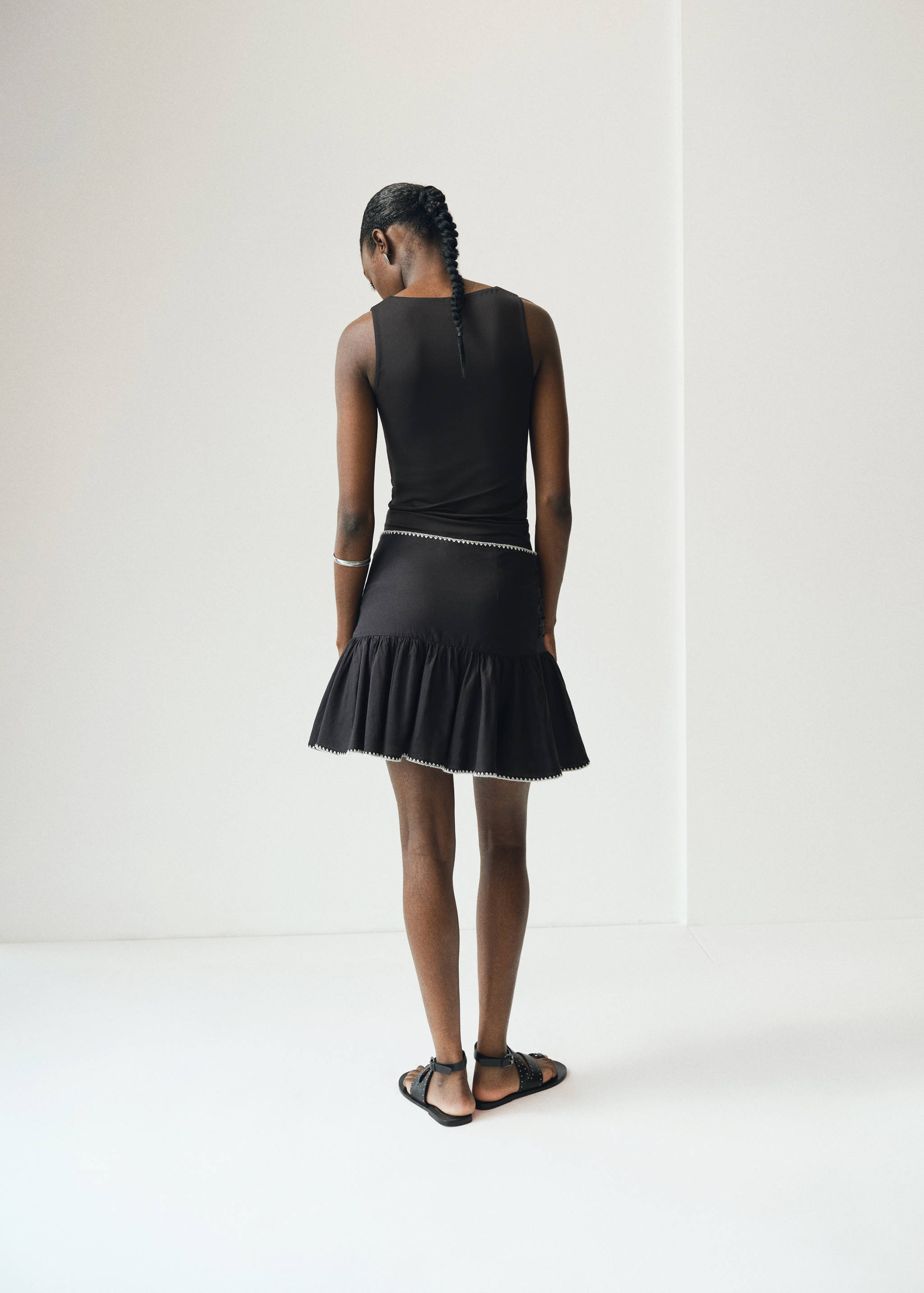 Fodros, hímzett szoknya - A cikk hátulja