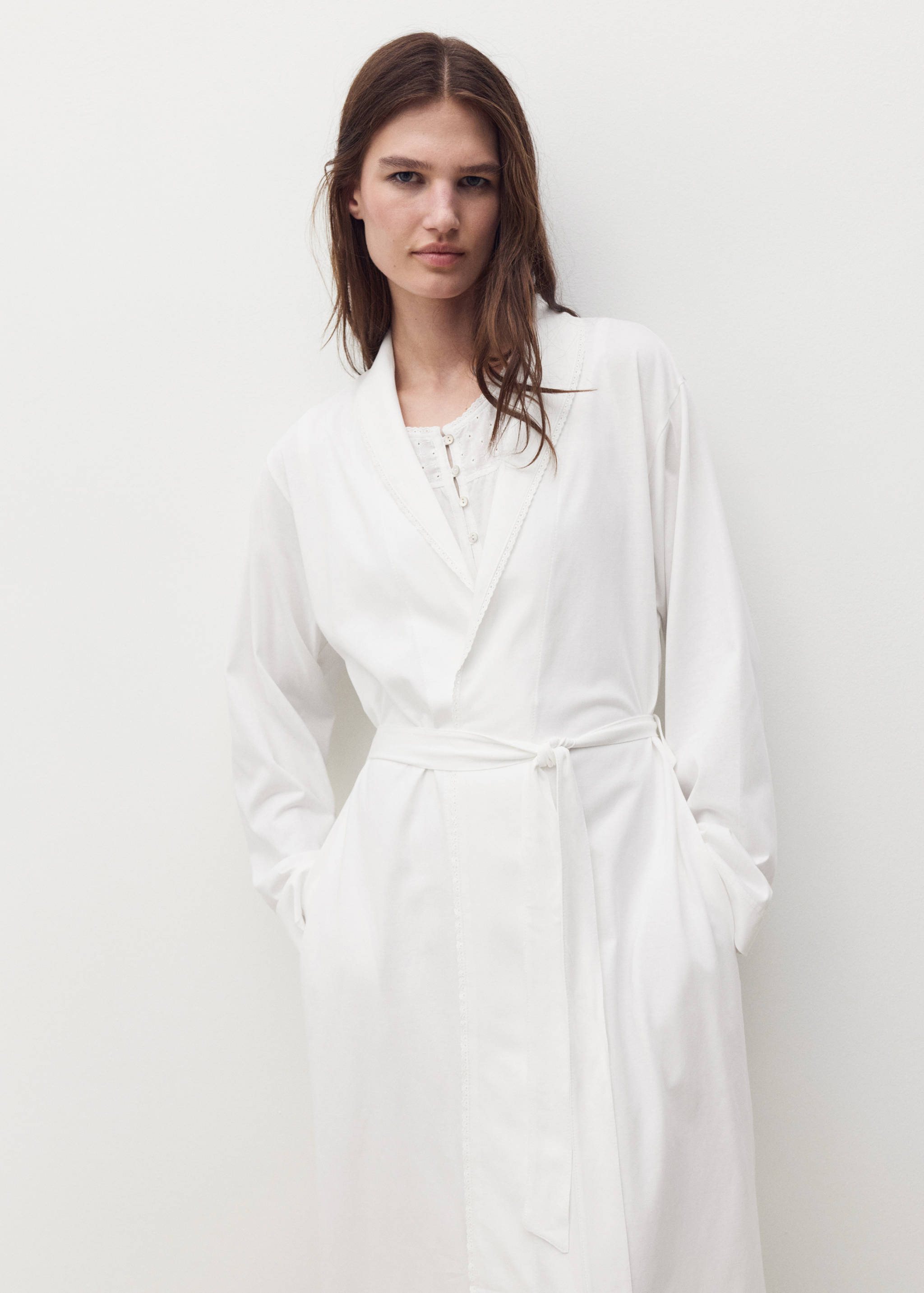 Déshabillé coton détail brodé - Plan moyen