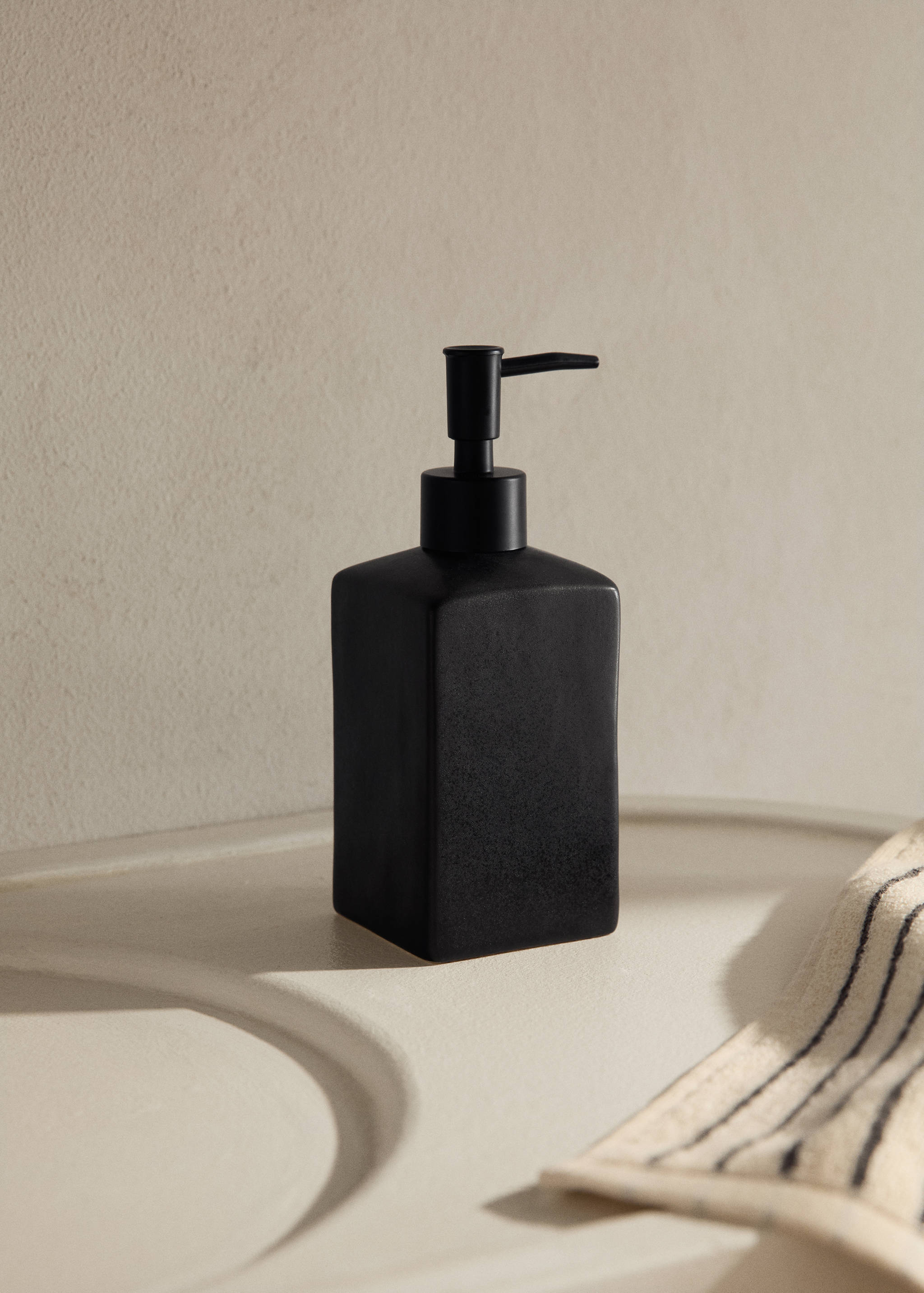 Matte-finish stoneware dispenser - General plane