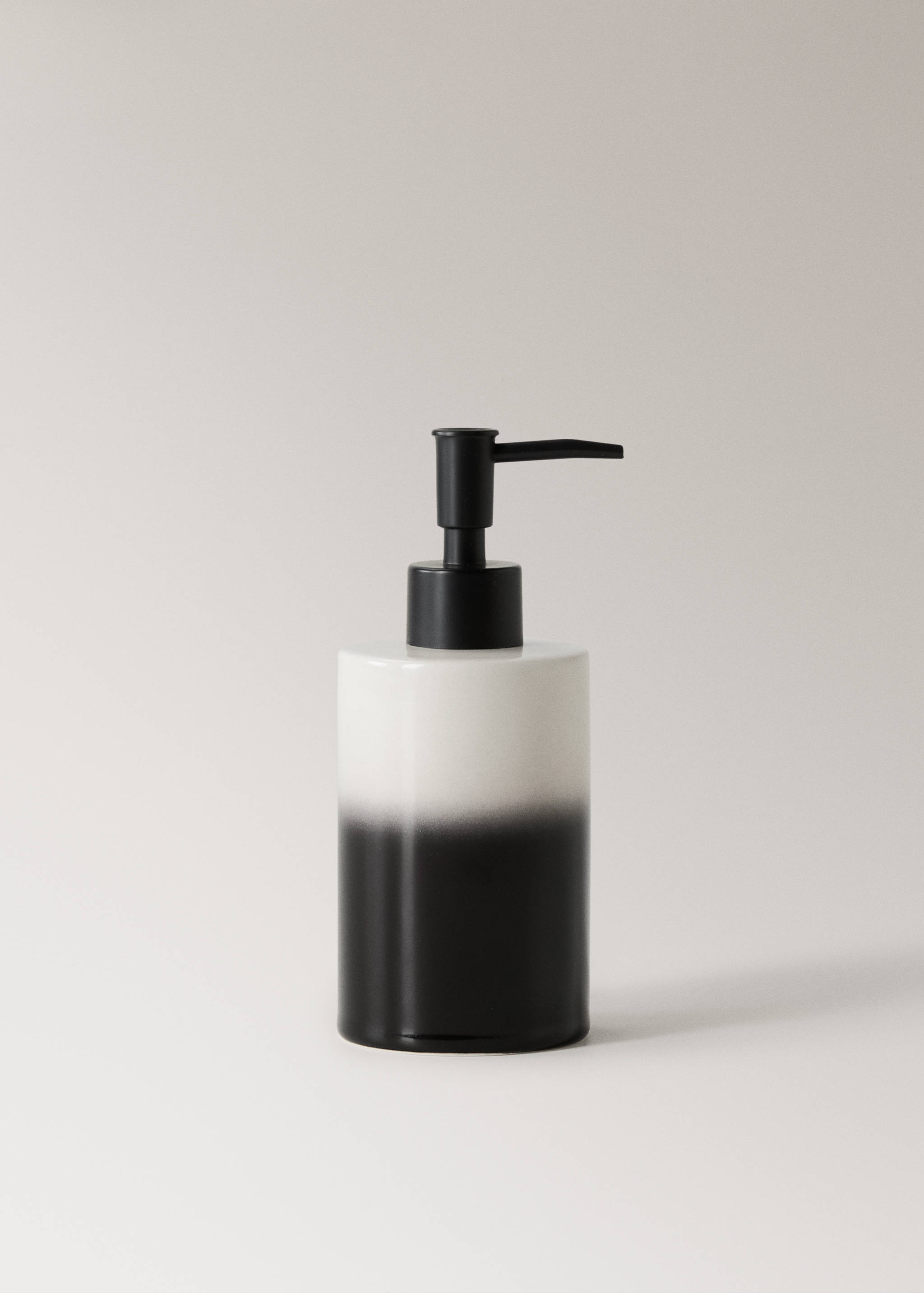 Degraded earthenware dispenser - Article without model