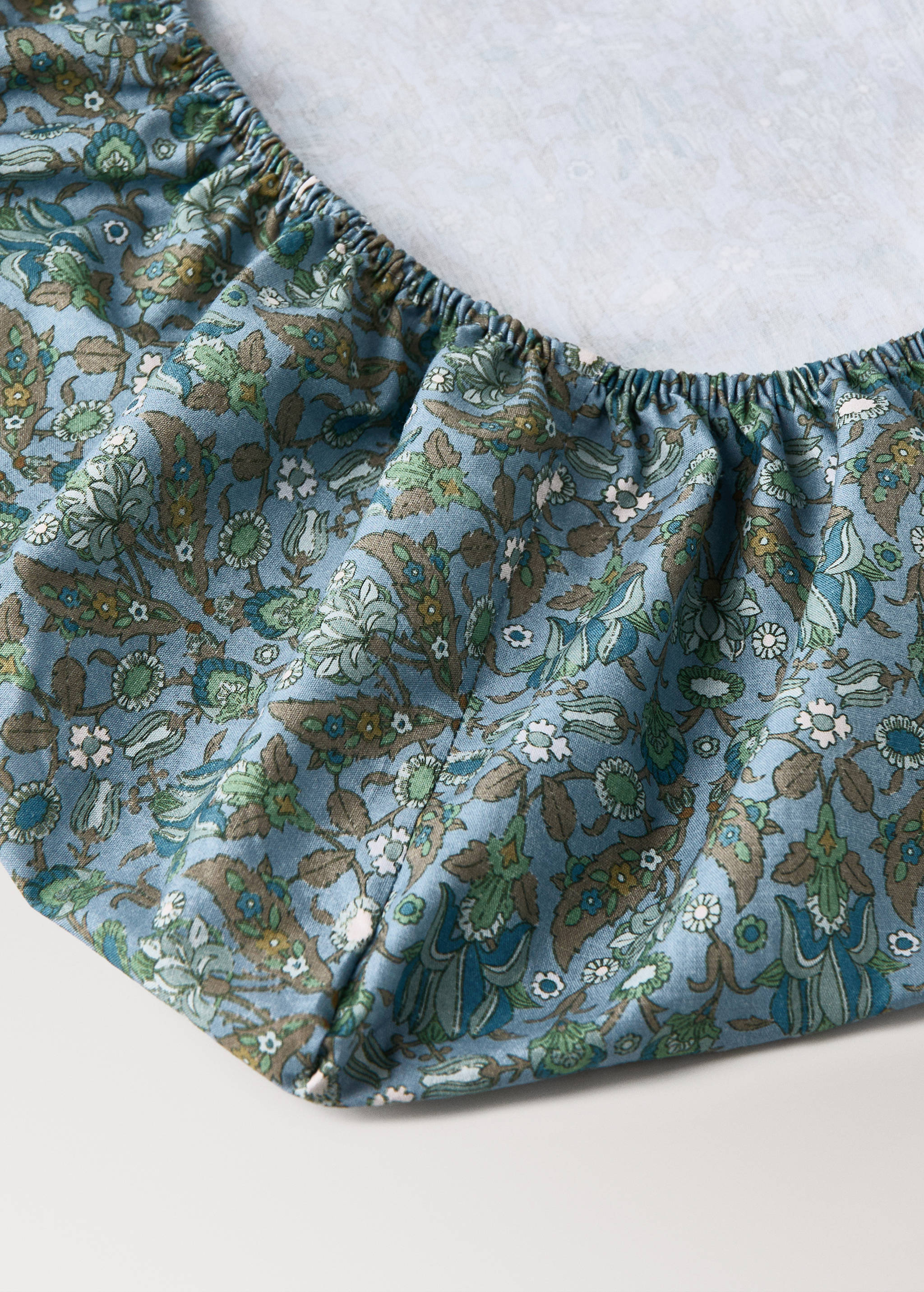 Percale cotton fitted sheet with small floral print for cot - Details of the article 1