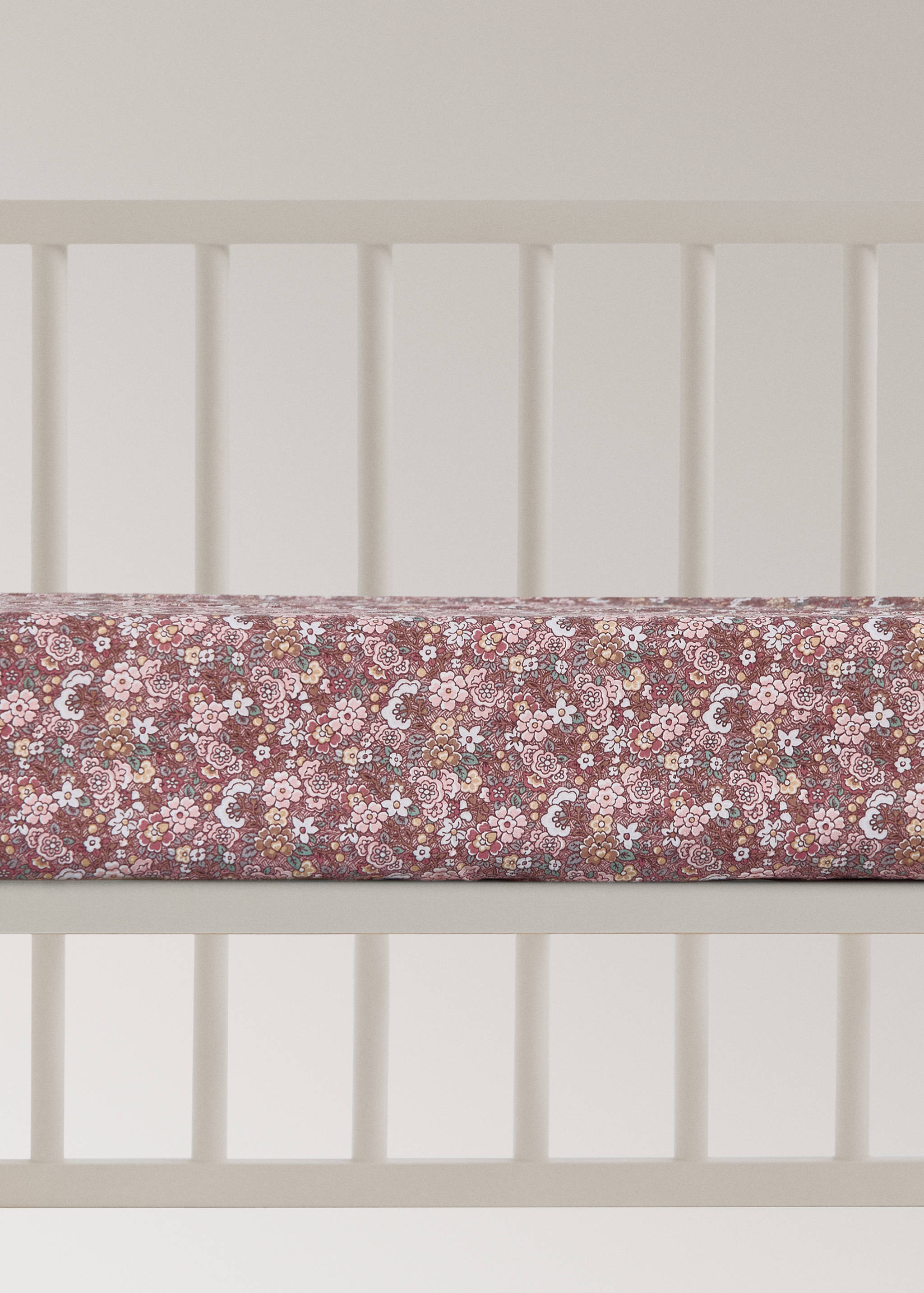 Percale cotton fitted sheet with small floral print for cot - Article without model
