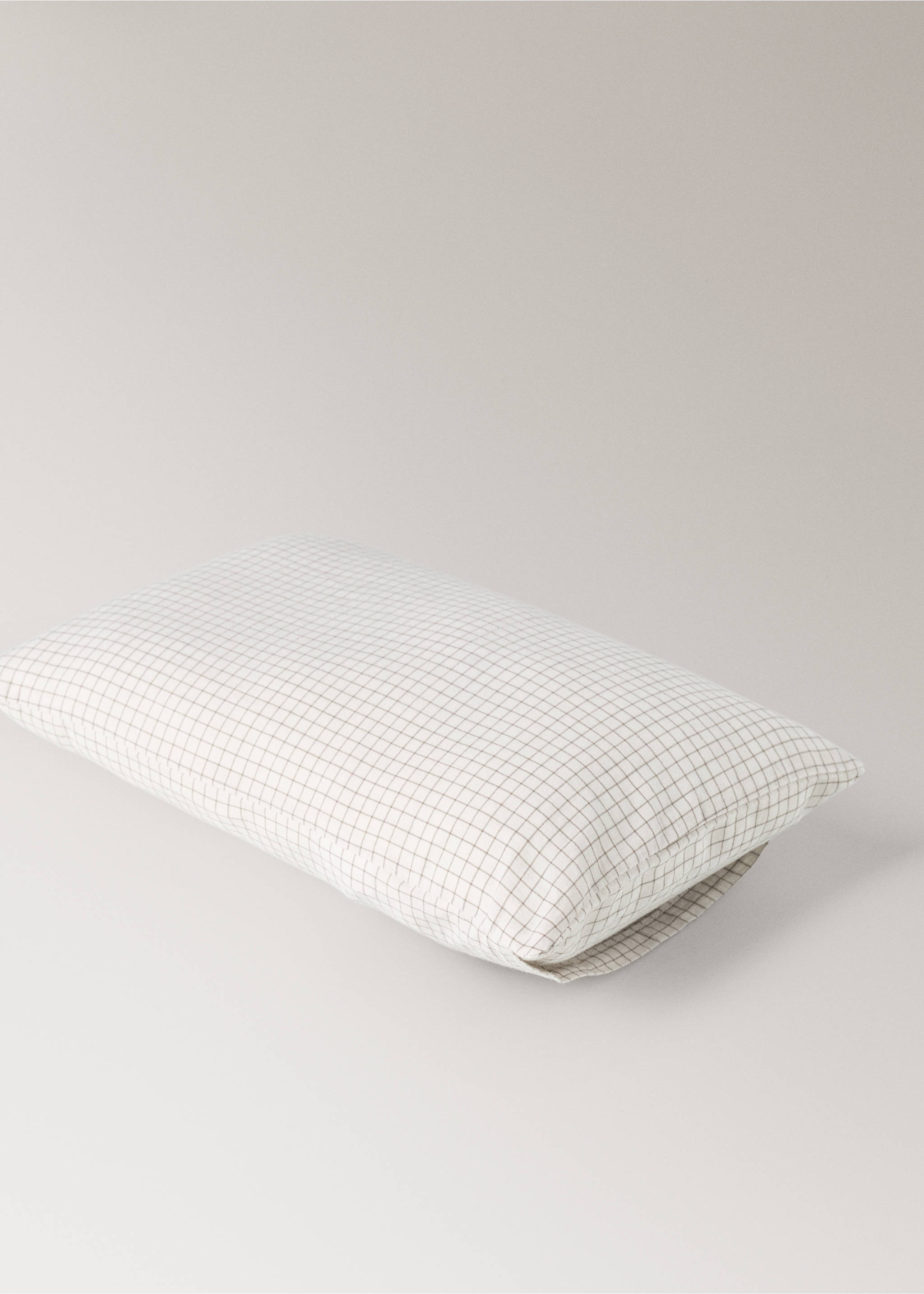 Cotton mini-check bed sheet and pillow set for cot - Details of the article 4, Ecru. Ref: 17081566-00.