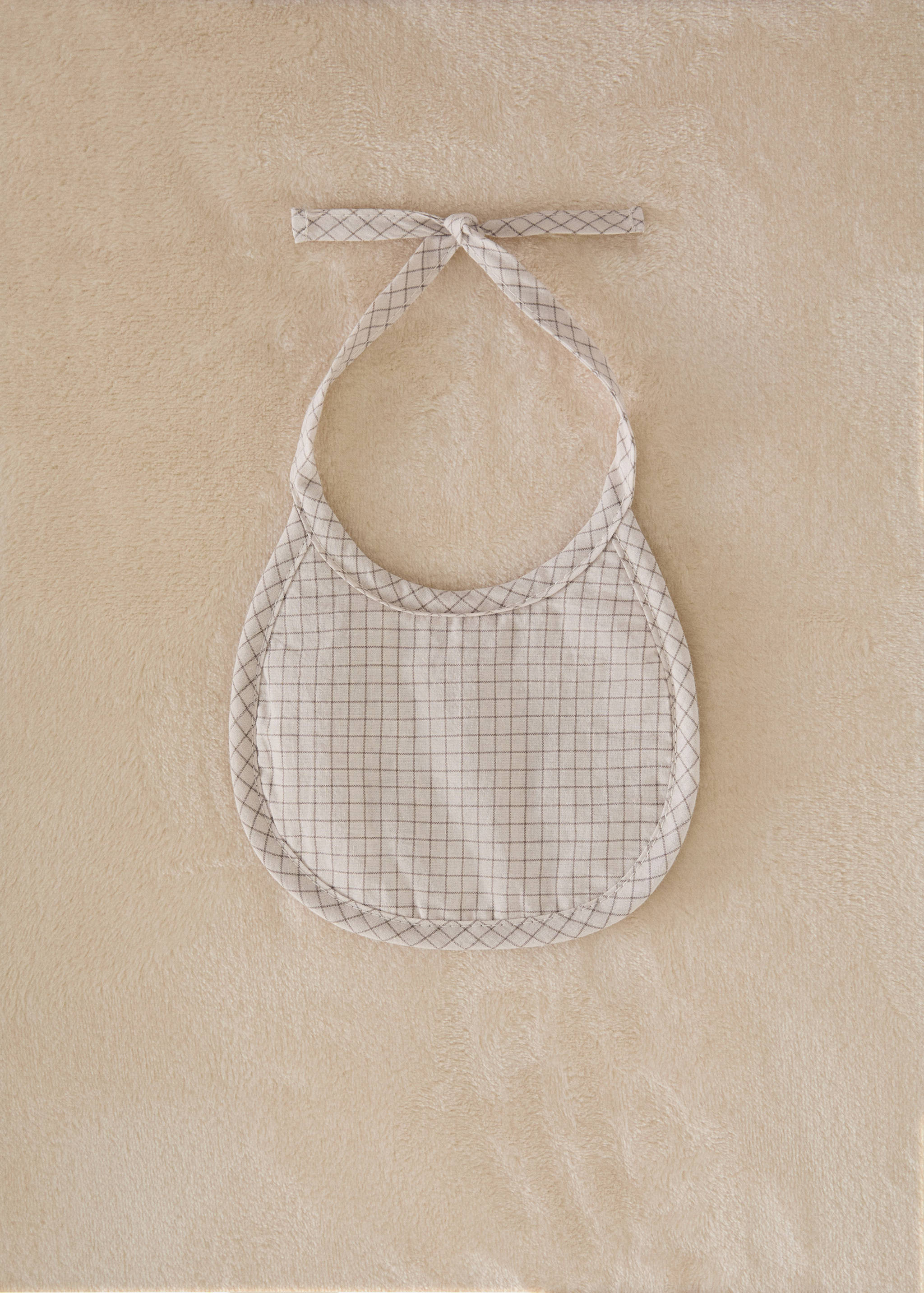 Bibs with check design - General plane