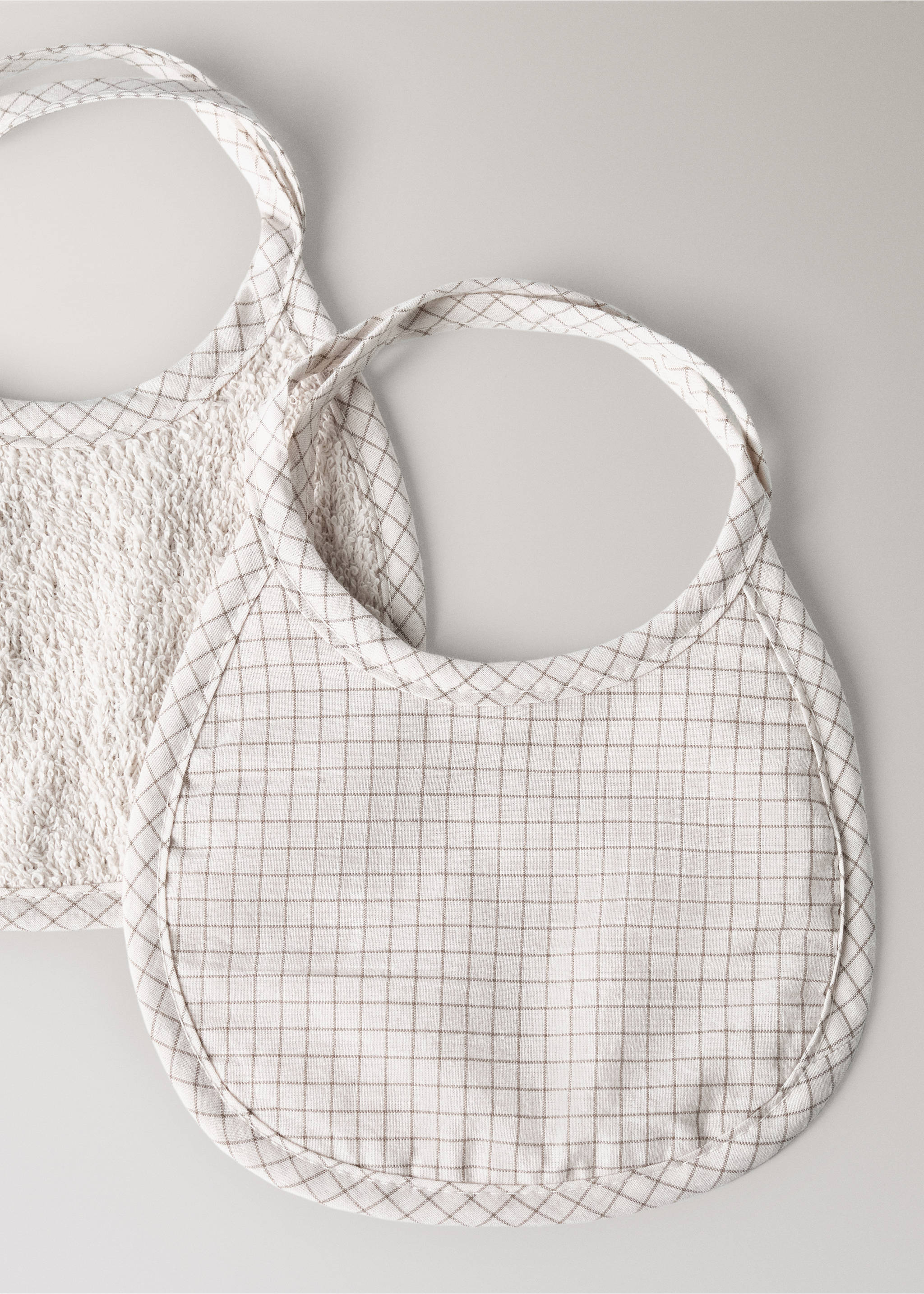 Bibs with check design - Details of the article 2, Medium Brown. Ref: 17081572-00.