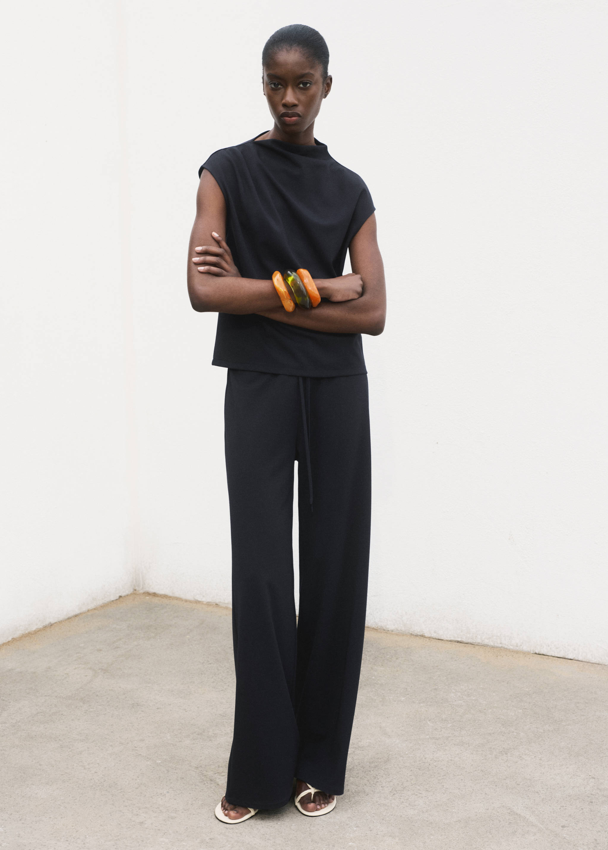 Tricou cu guler asimetric și fronseuri - Plan general