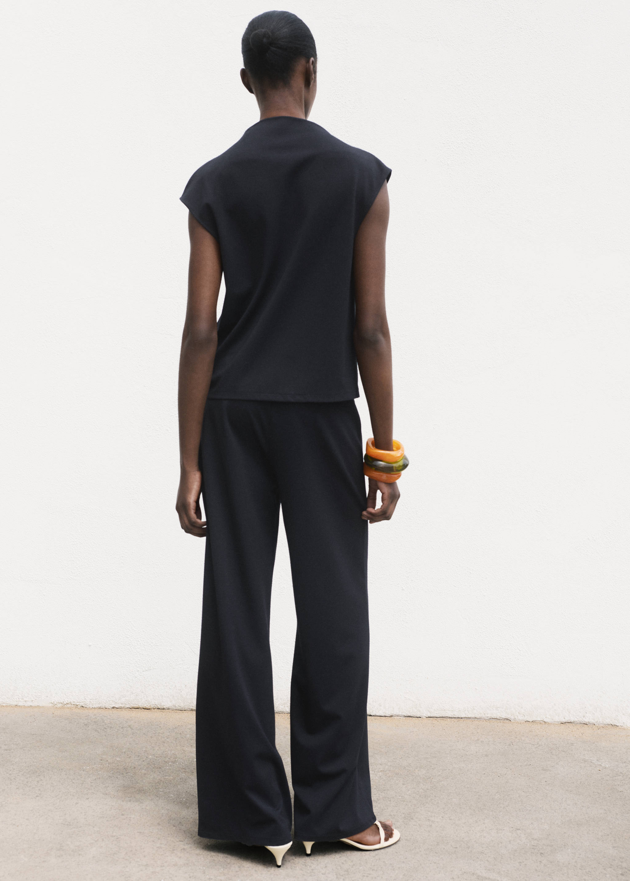 Tricou cu guler asimetric și fronseuri - Spatele articolului