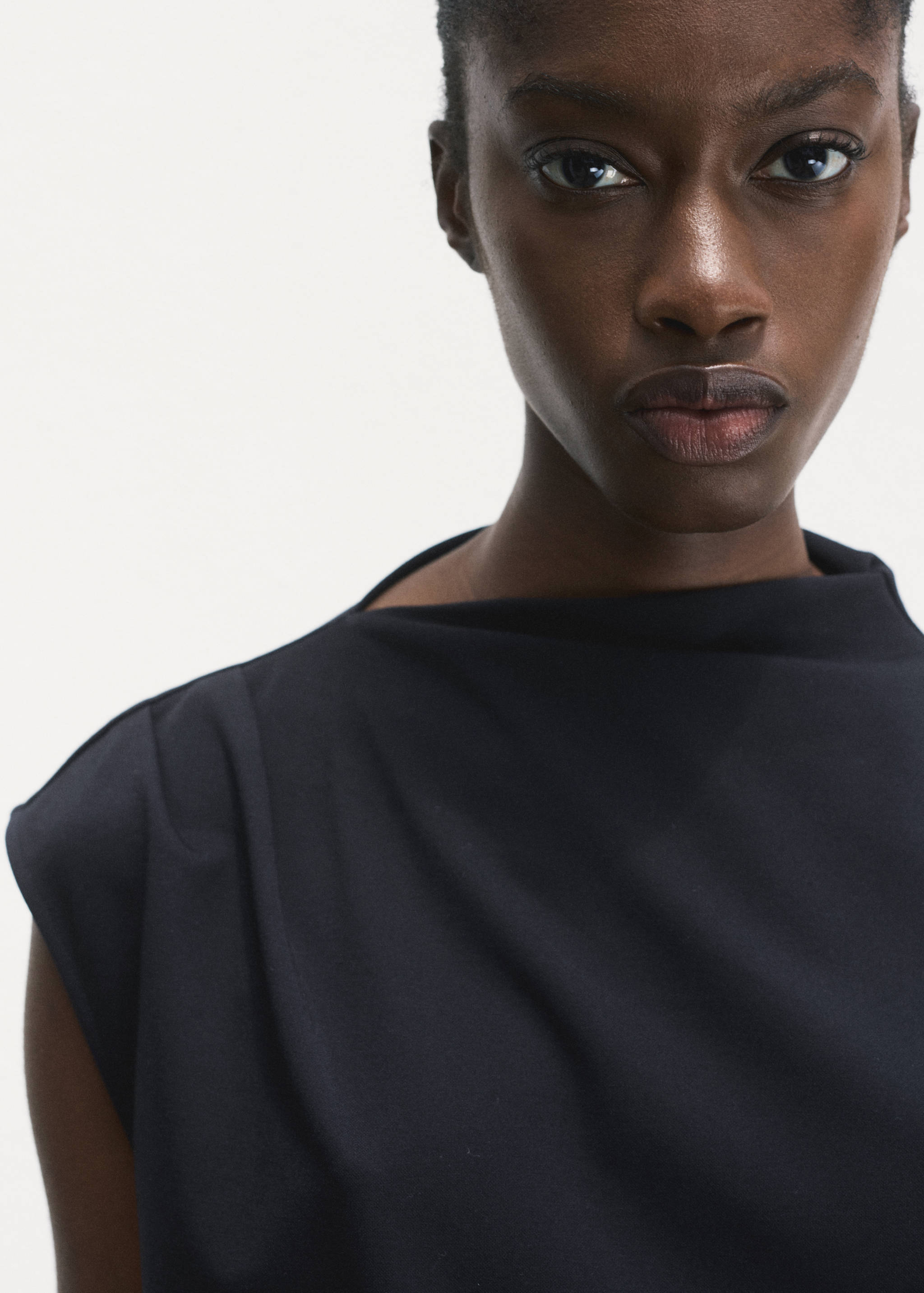 Tricou cu guler asimetric și fronseuri - Detaliu al articolului 1