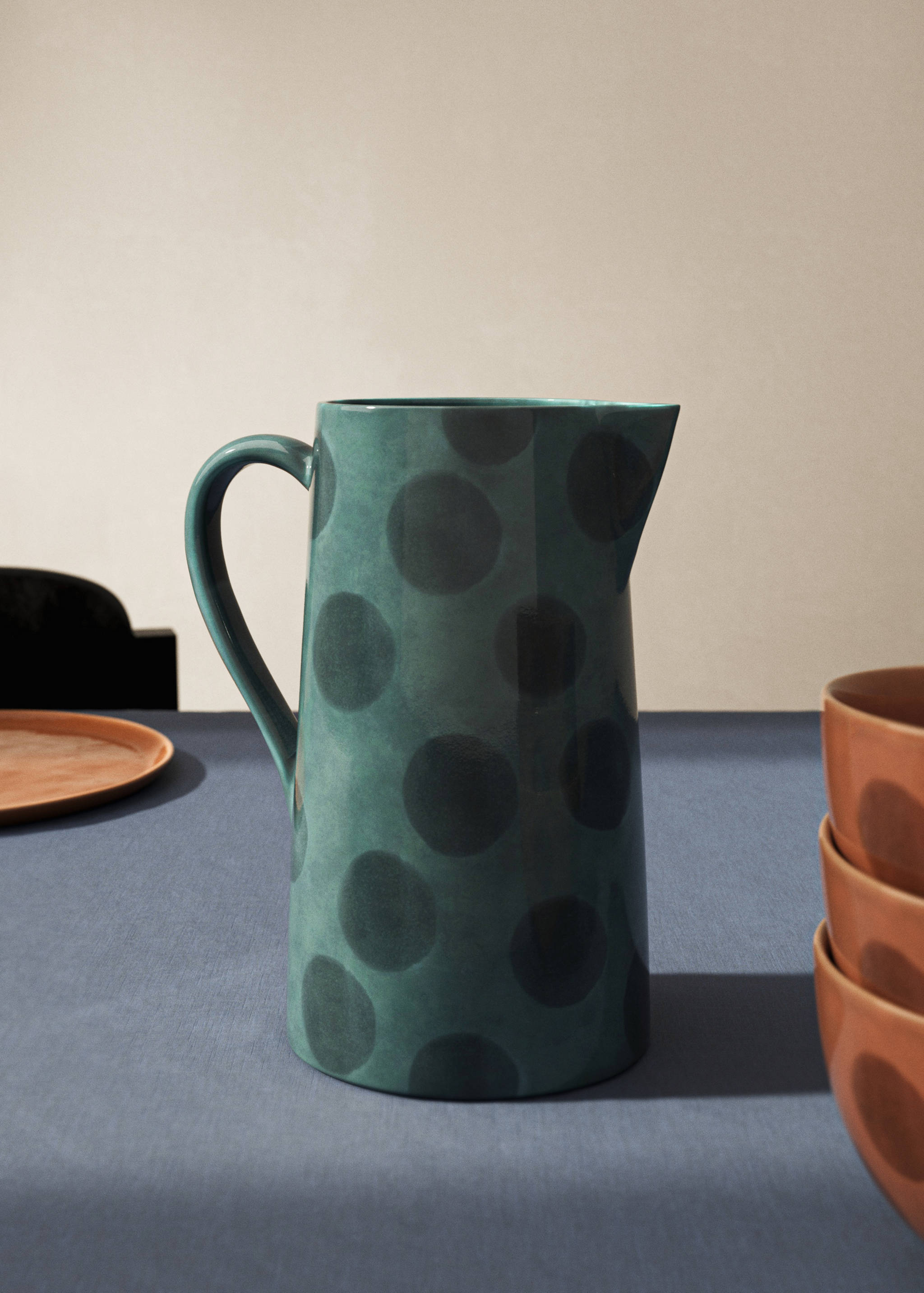 Ręcznie malowany dzbanek z kamionki - Plan ogólny