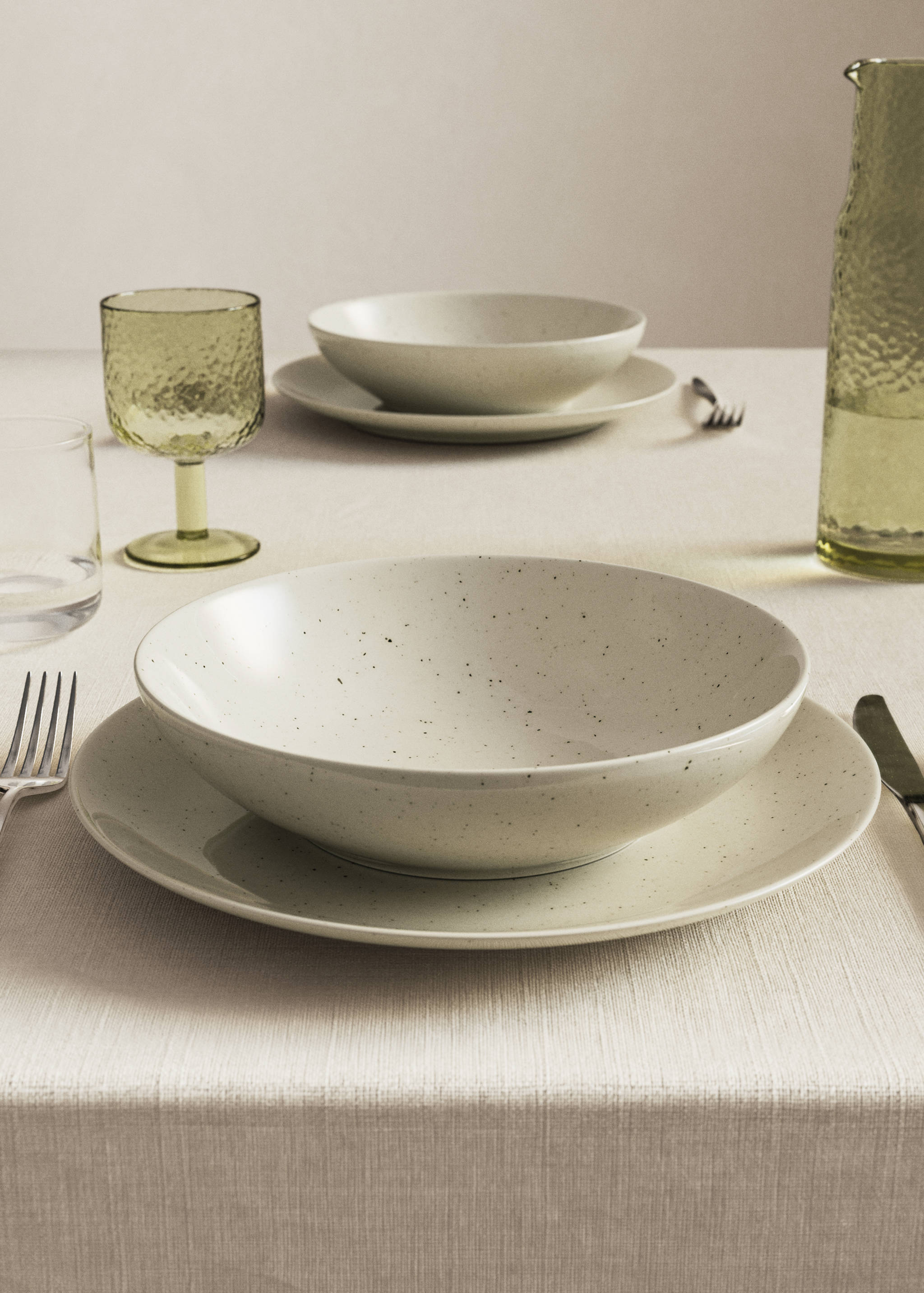 Deep stoneware plate with spots - General plane