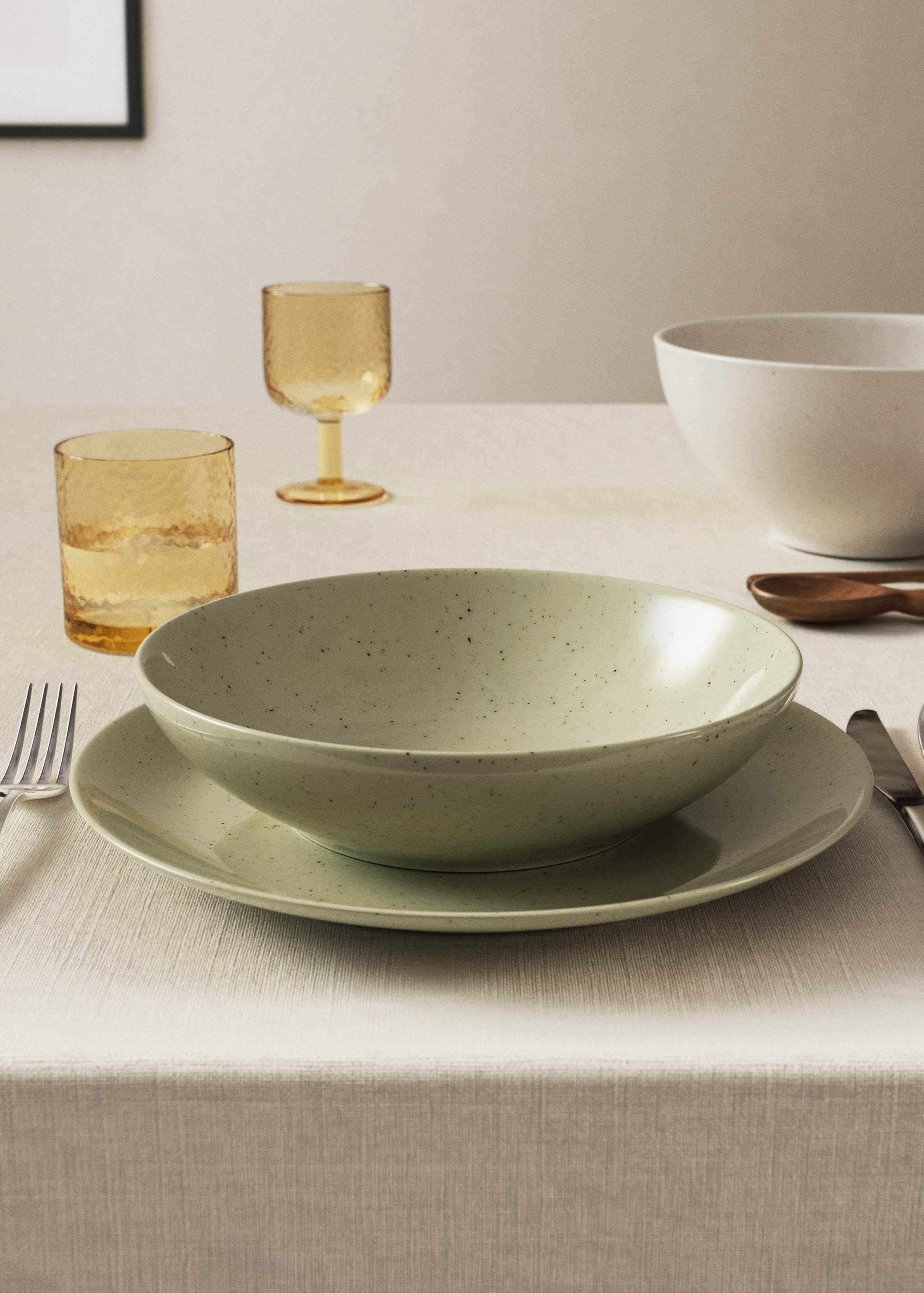 Deep stoneware plate with spots - General plane