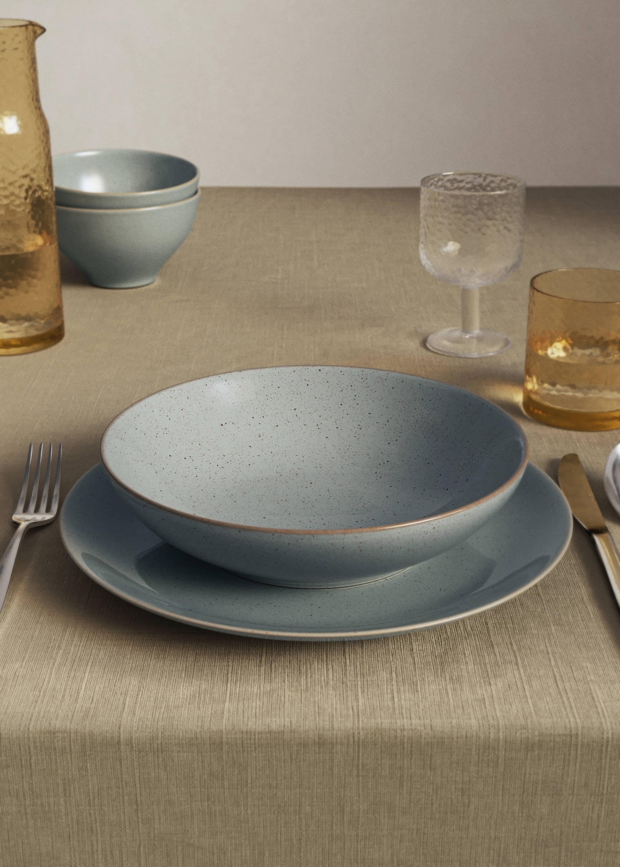 Deep stoneware plate with spots - General plane