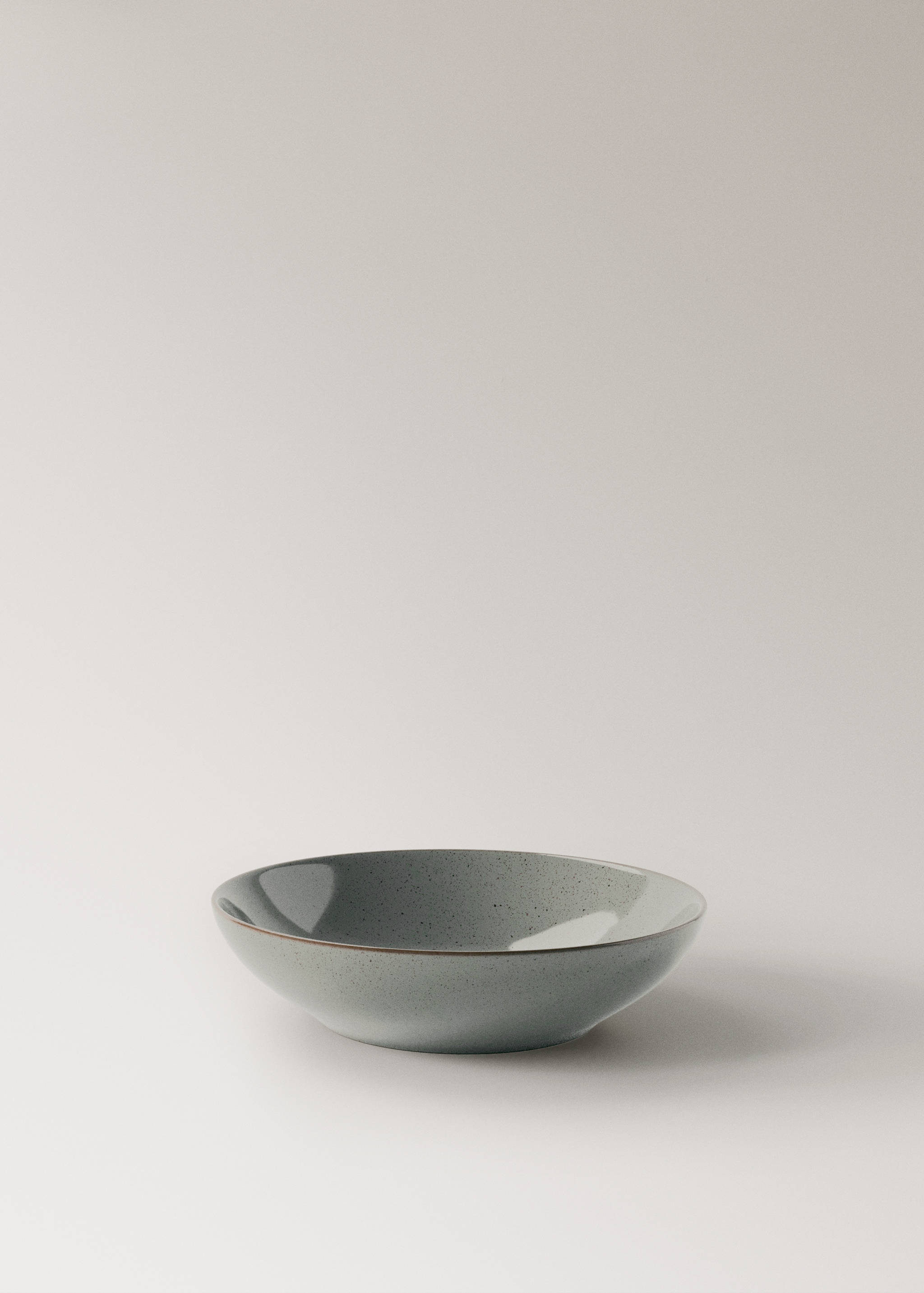 Deep stoneware plate with spots - Details of the article 1