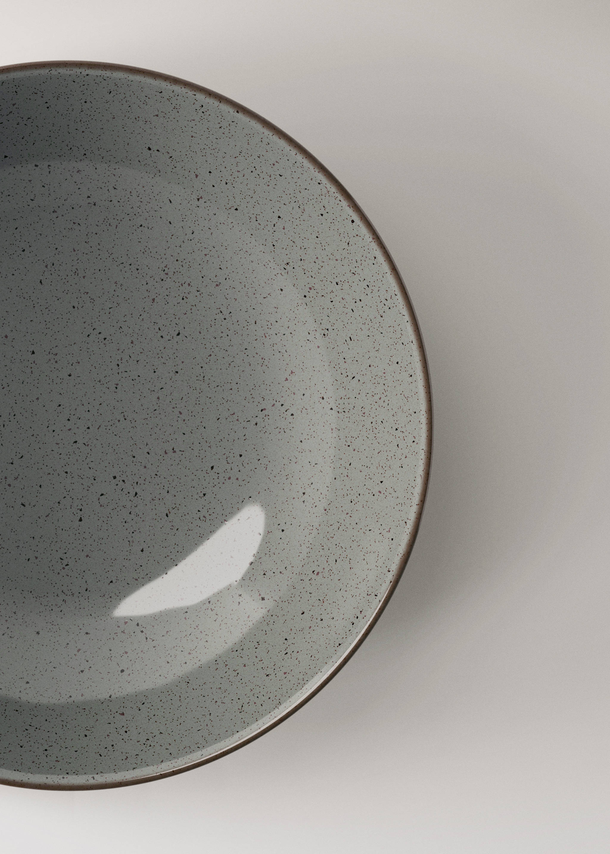 Deep stoneware plate with spots - Details of the article 2