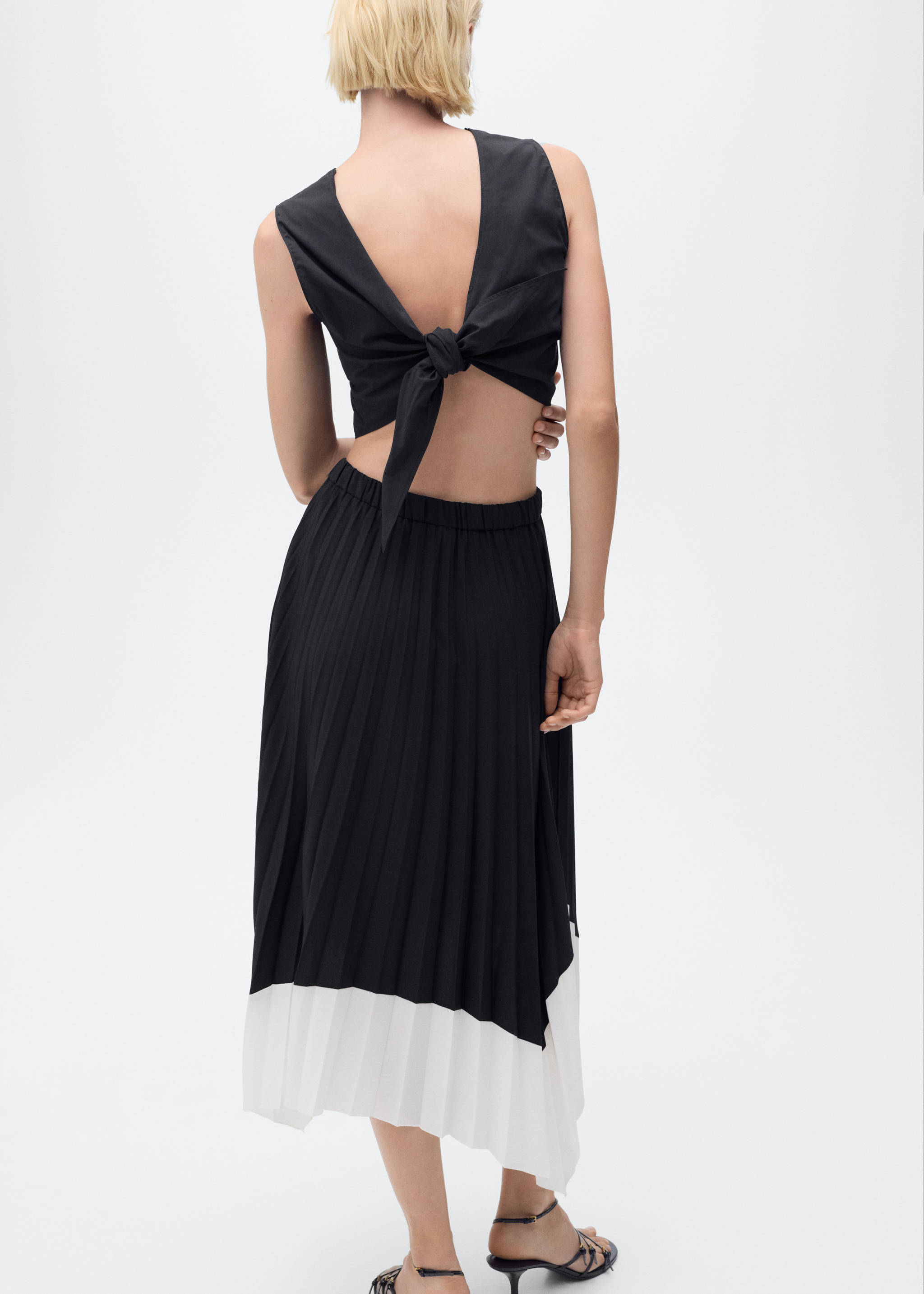 Pleated asymmetric skirt  - Reverse of the article