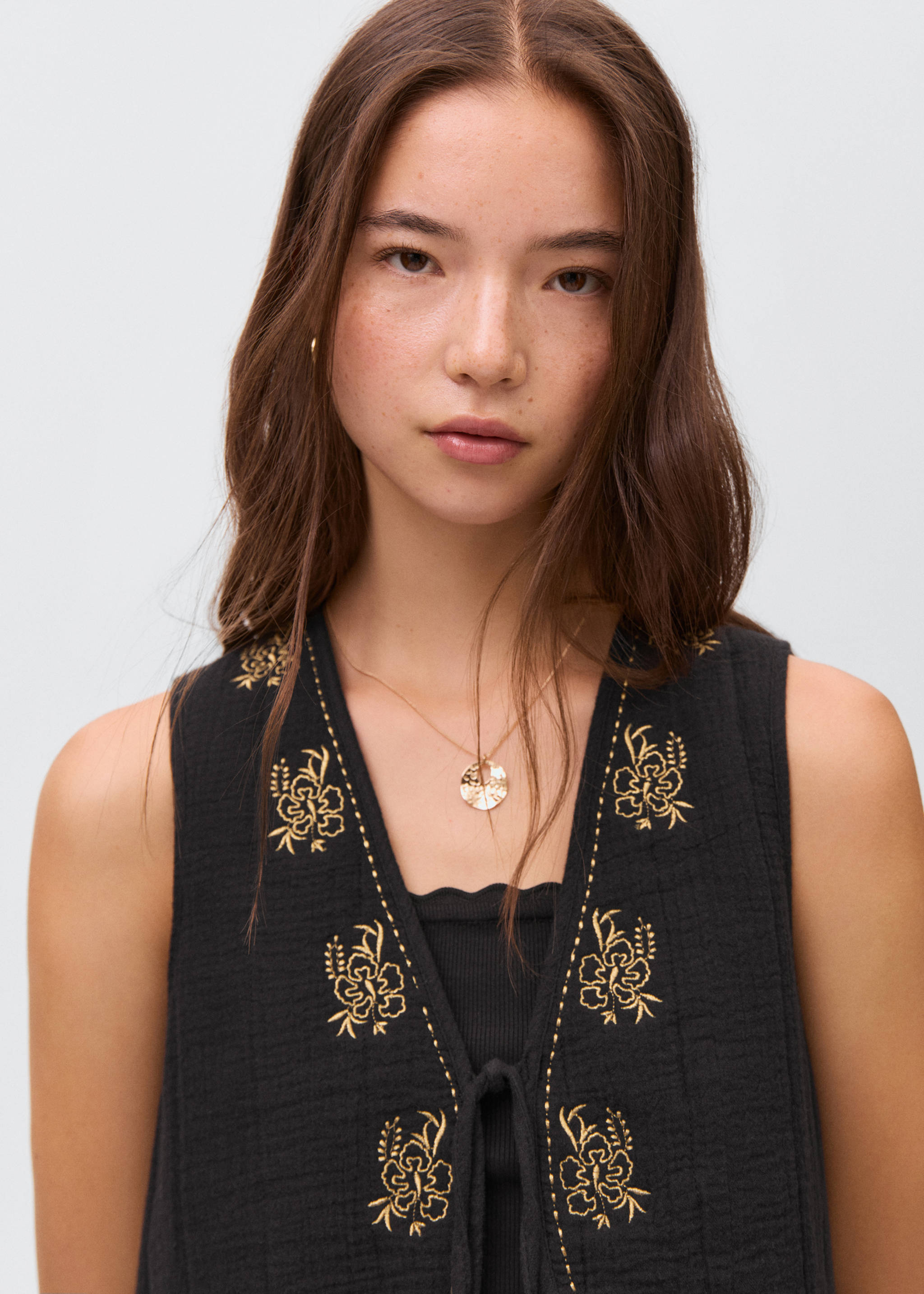 Weste mit Blumenstickerei - Detail des Artikels 1