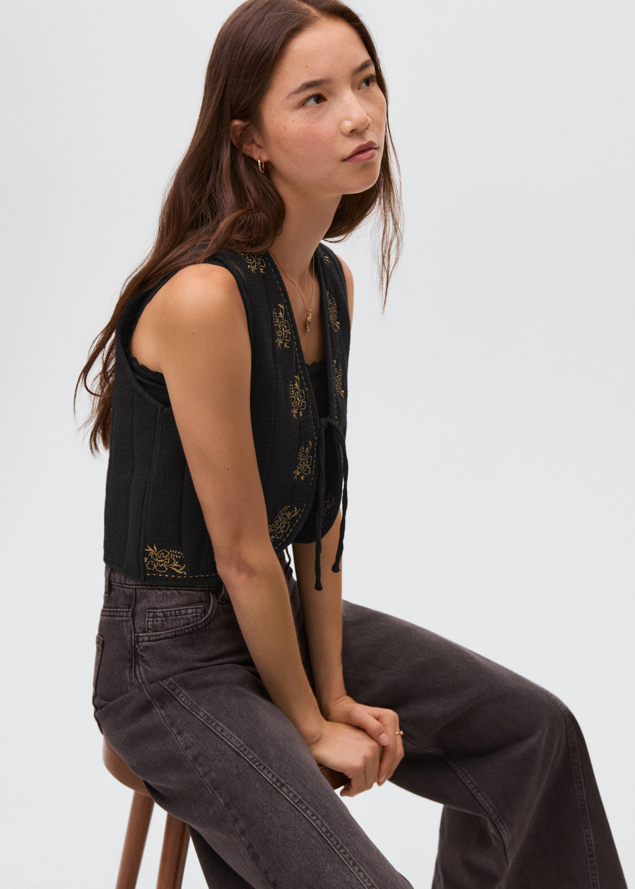 Weste mit Blumenstickerei - Detail des Artikels 2