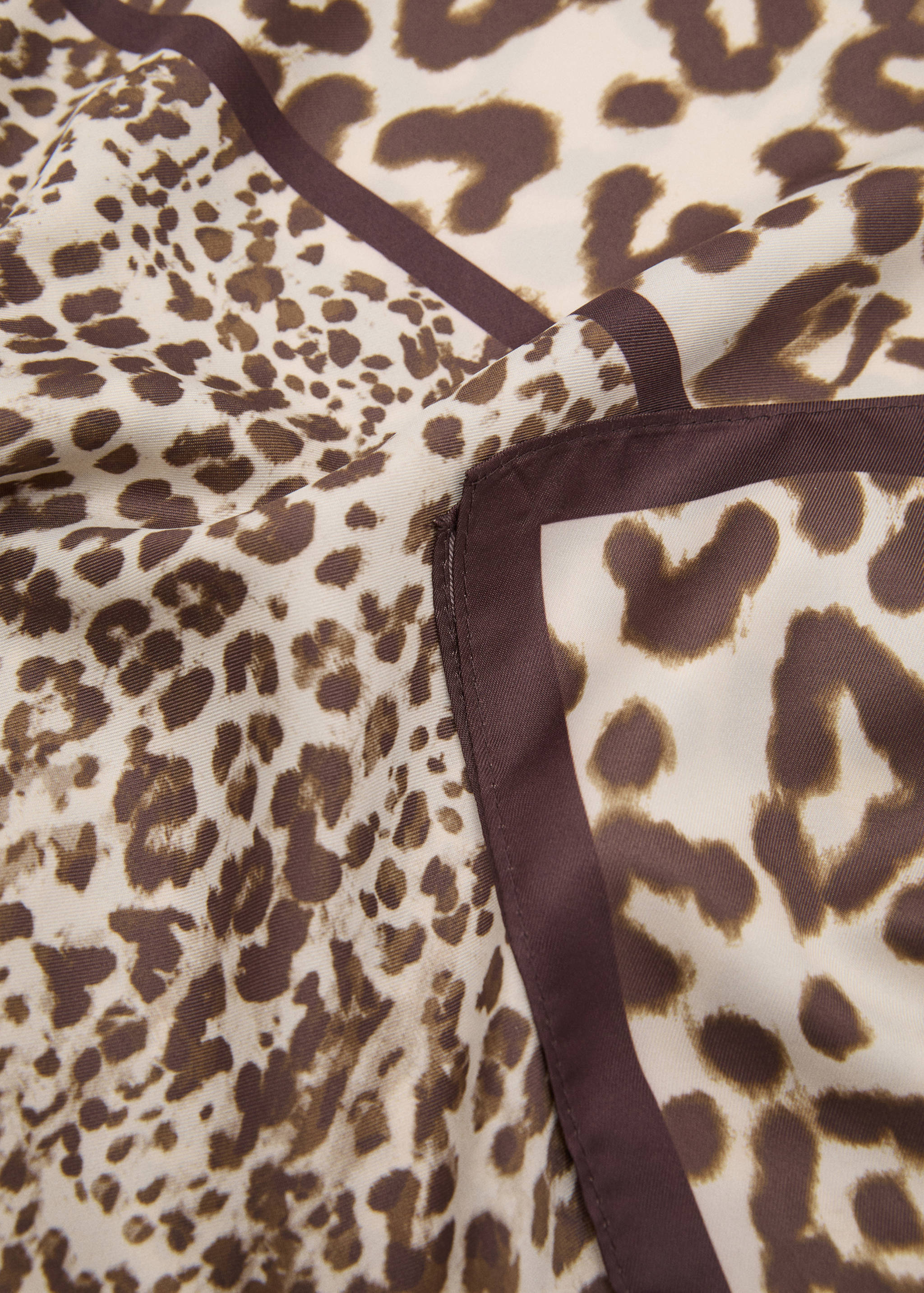 Mouchoir satiné leopard - Plan moyen