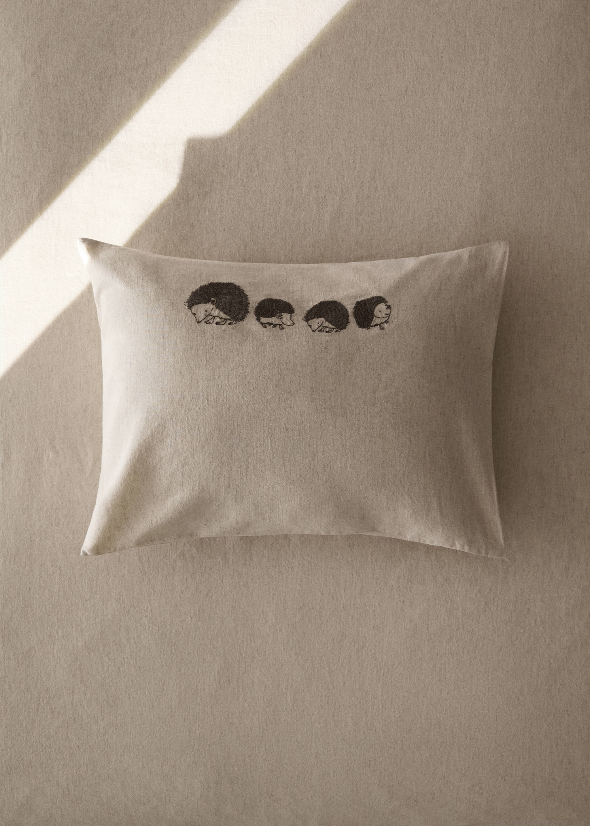 Putetrekk for barn i bomull og lin med broderte piggsvin - Total bildeutsnitt