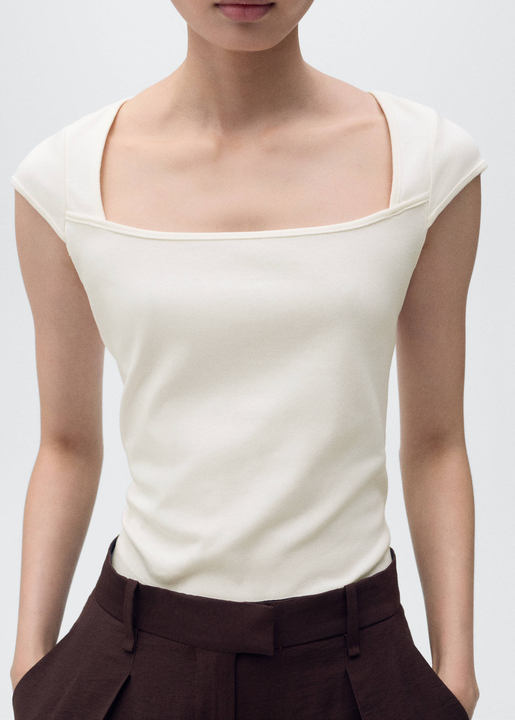 Cotton t-shirt with low neckline - Medium plane