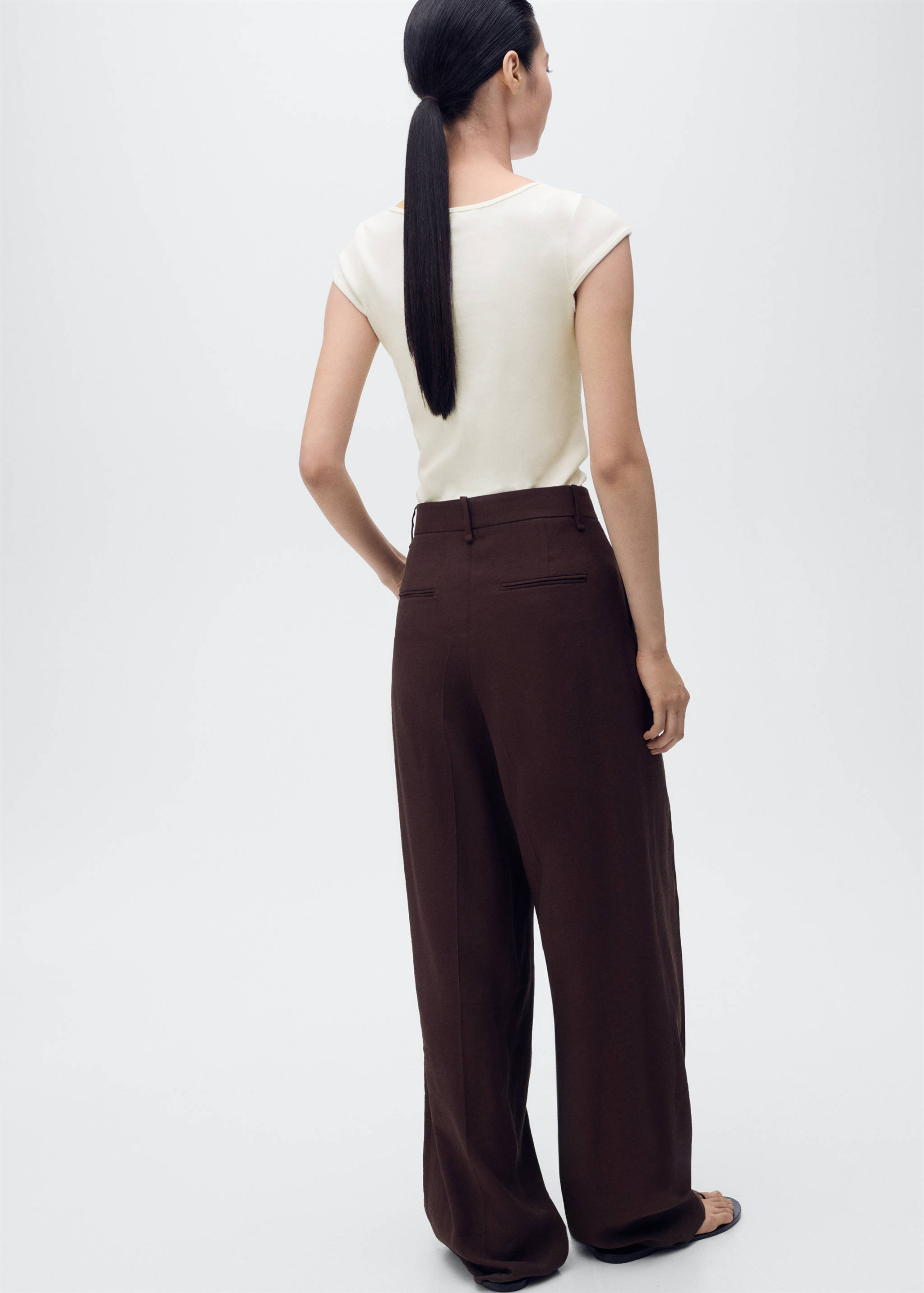 Cotton t-shirt with low neckline - Reverse of the article