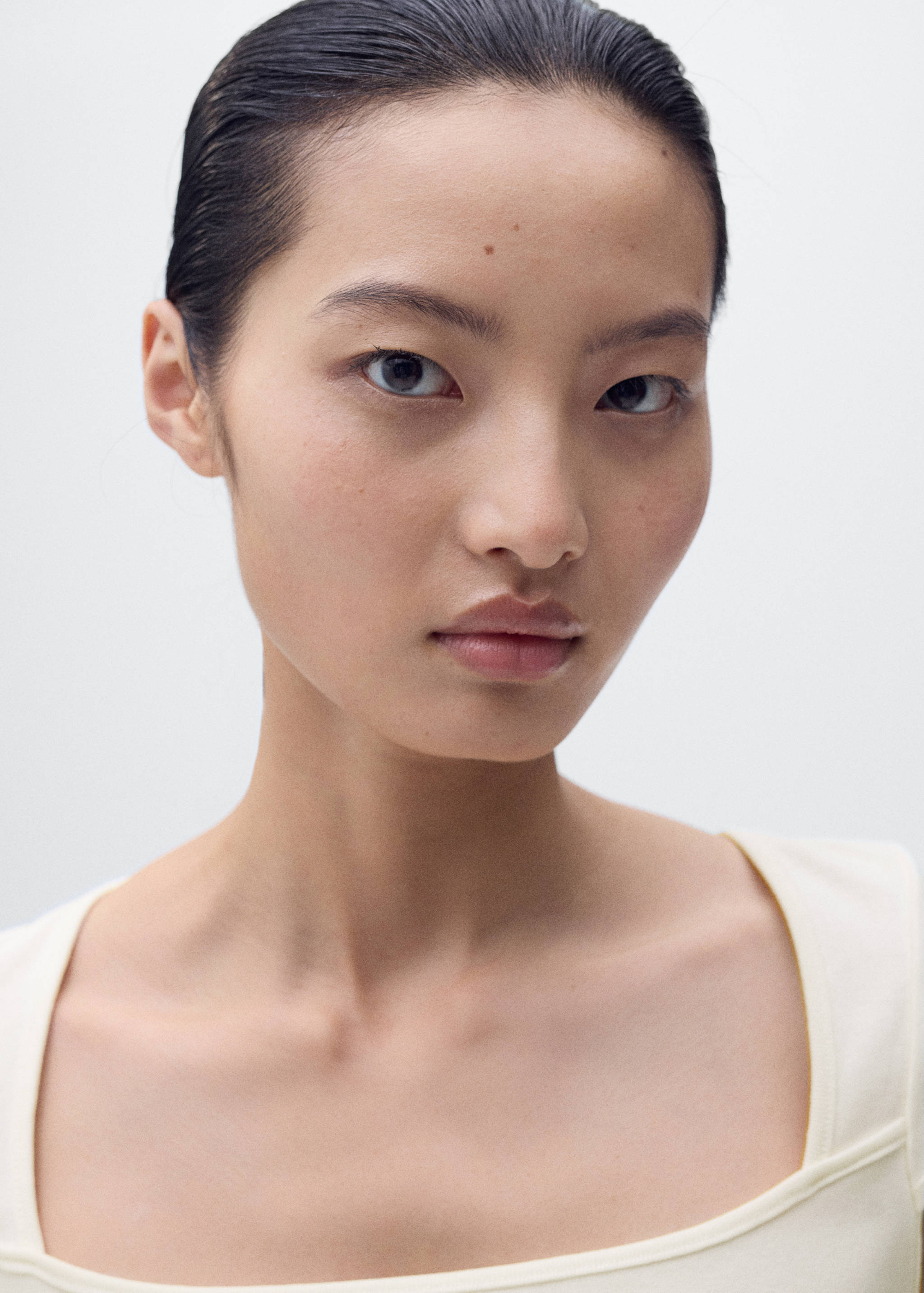 Cotton t-shirt with low neckline - Details of the article 1