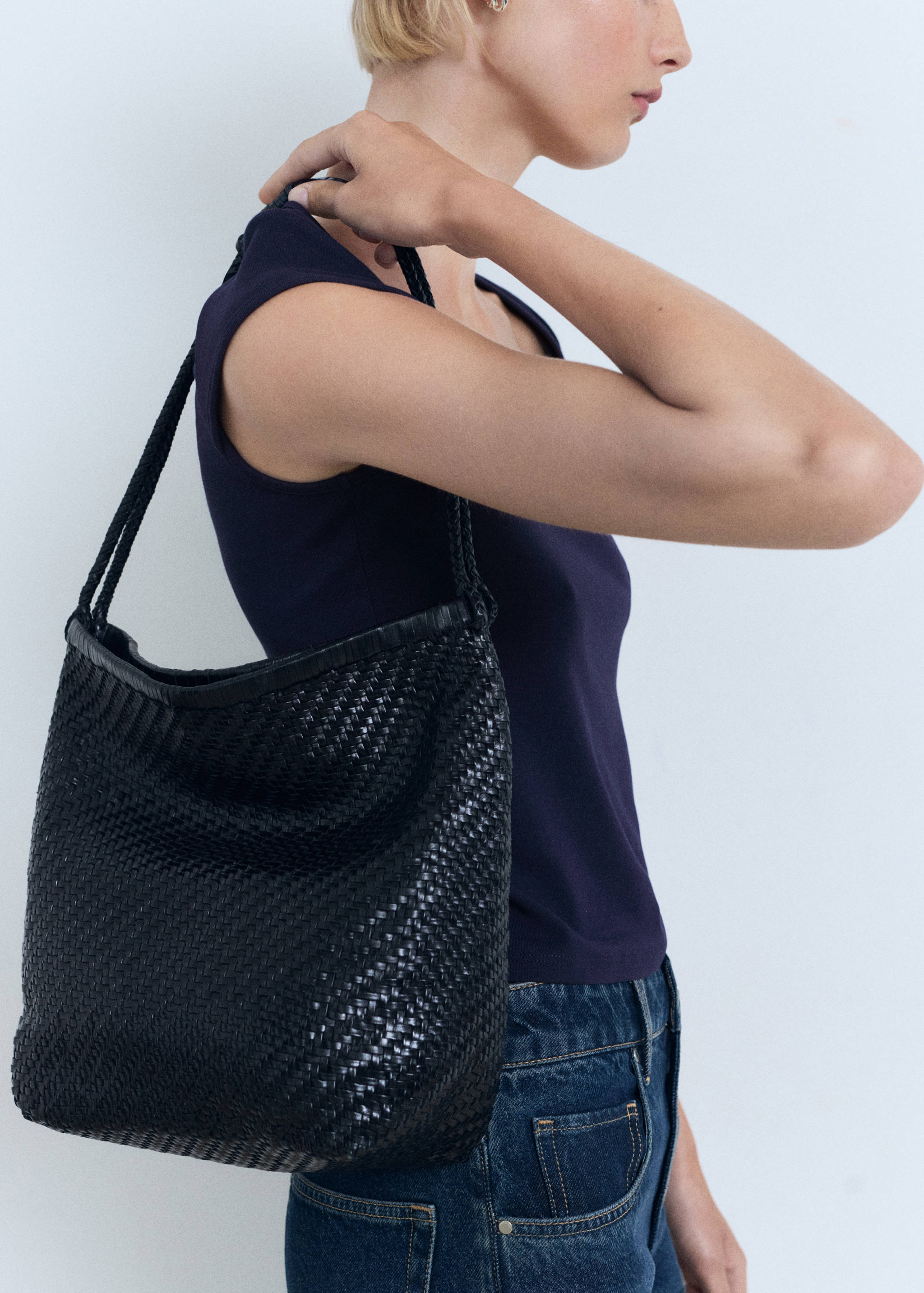 Cotton t-shirt with low neckline - Medium plane