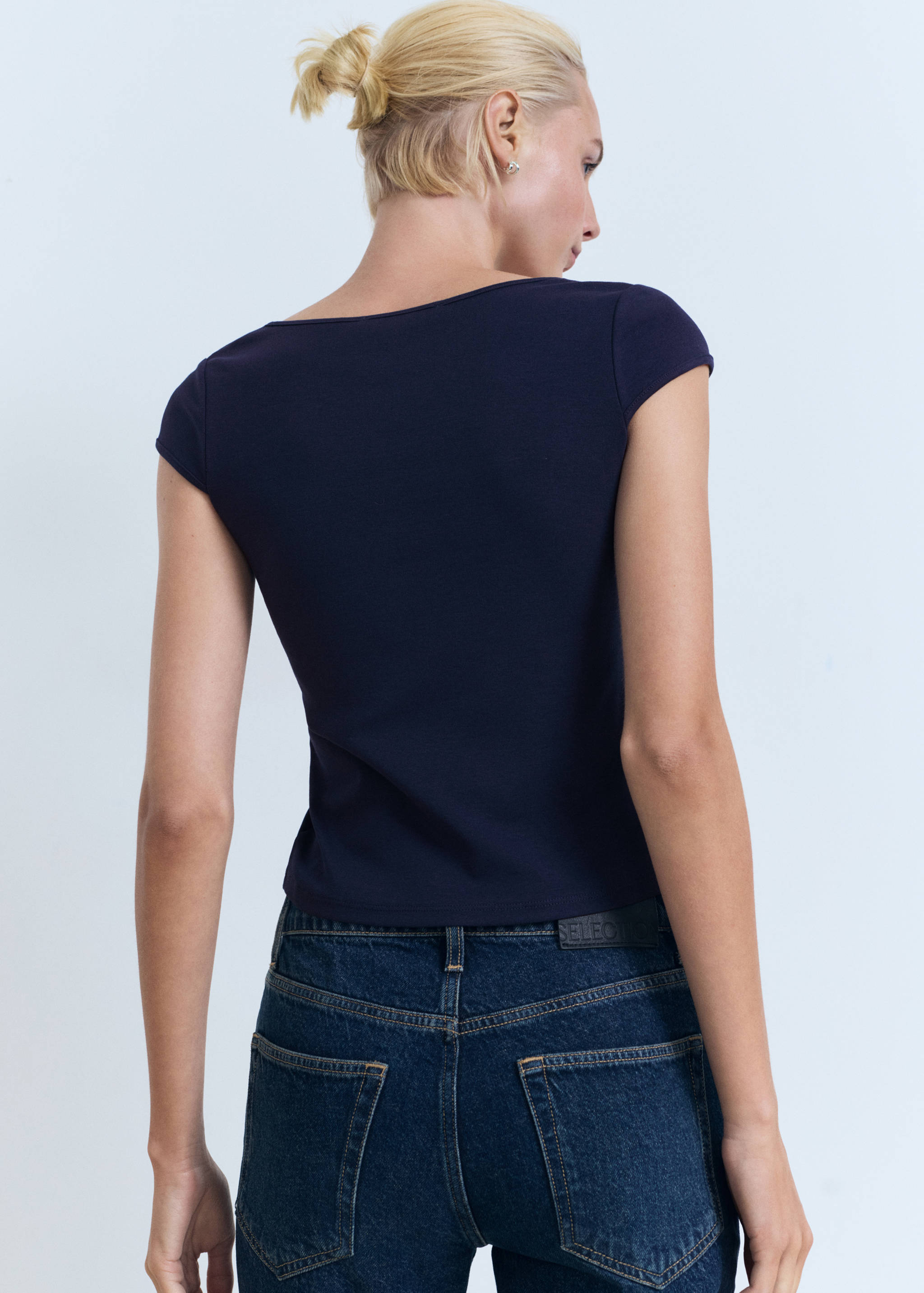 Cotton t-shirt with low neckline - Reverse of the article