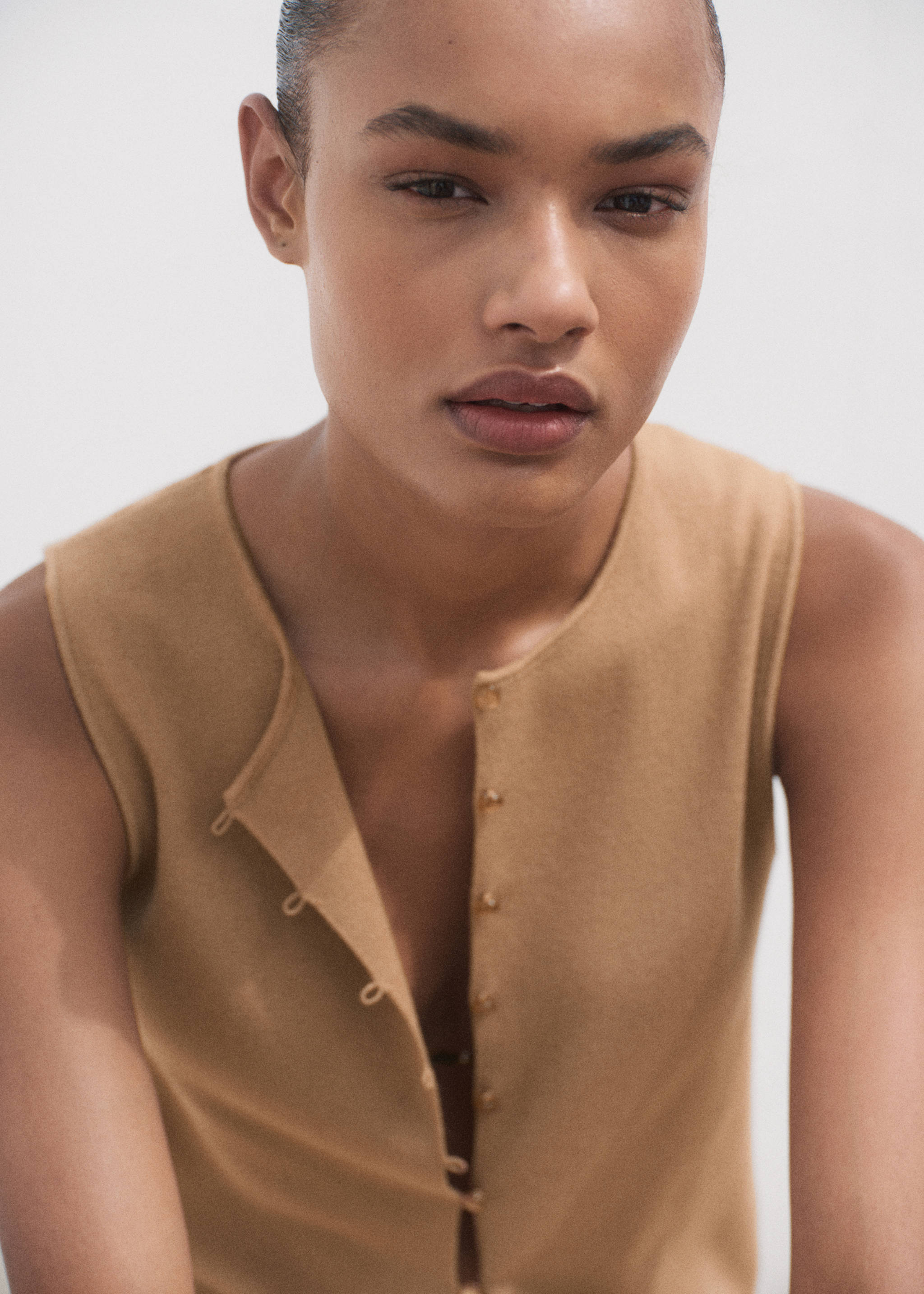 Feinstrickweste mit Knöpfen - Detail des Artikels 1